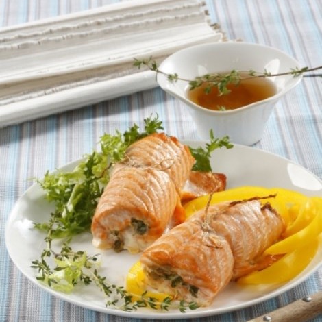 Рулеты из лосося с рукколой и пармезаном