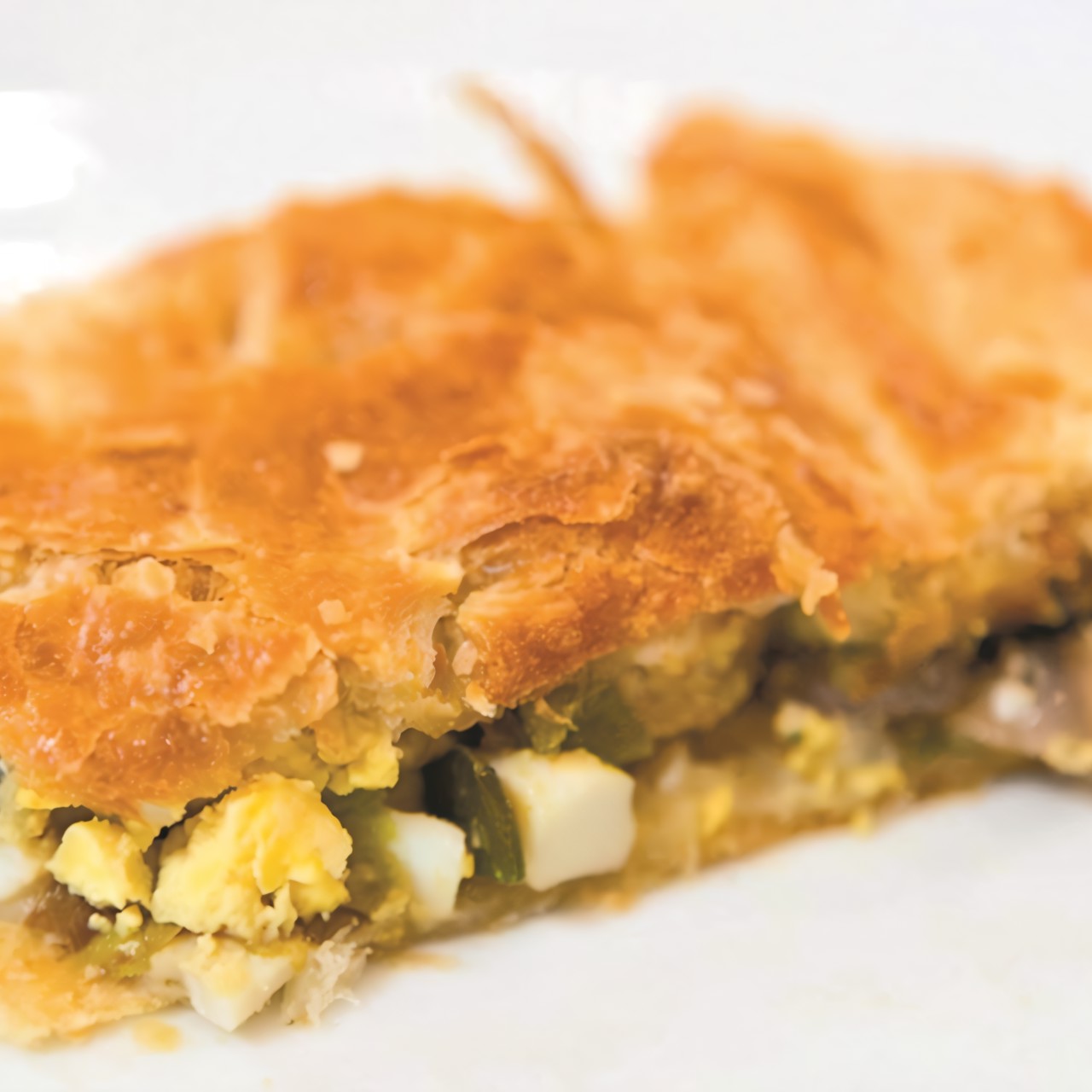 Рыбный пирог с шампиньонами и пореем