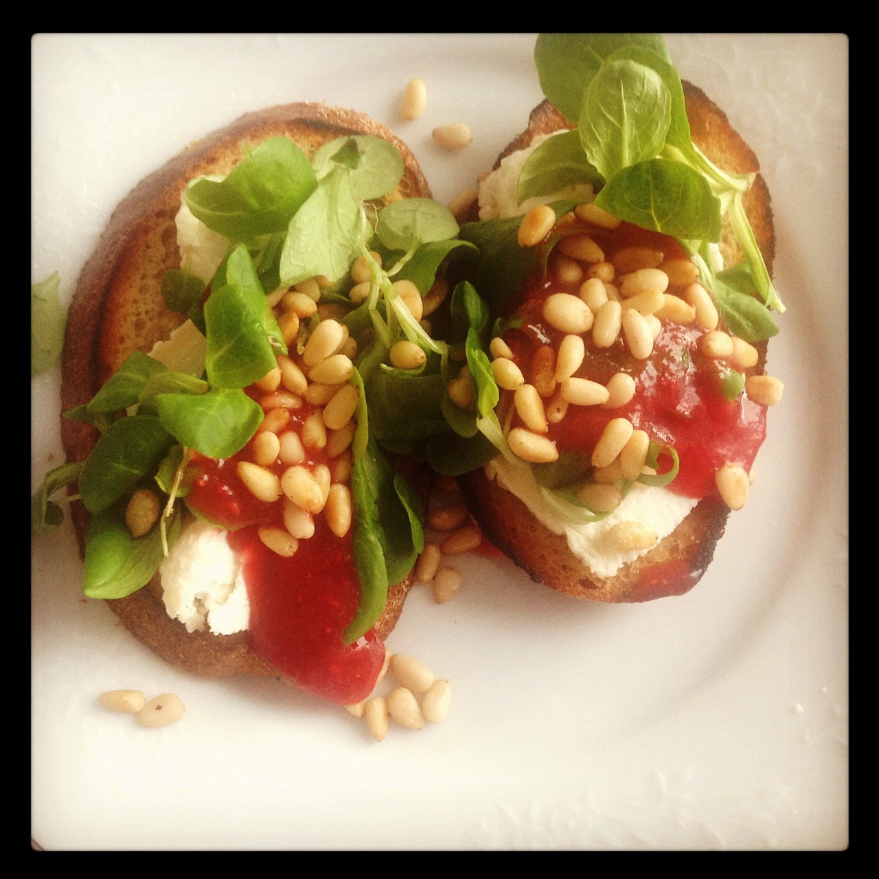 Ржаные тосты с козьим сыром, ягодным соусом и кедровыми орешками