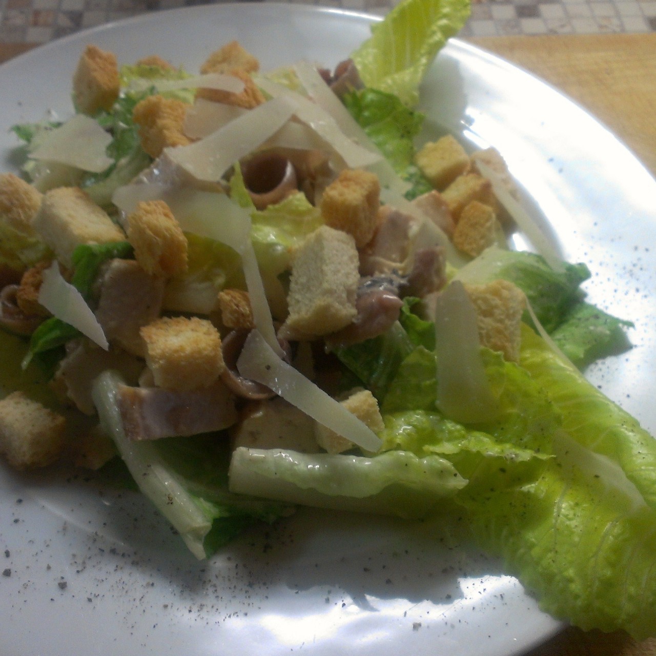 Салат «Цезарь» с куриной грудкой и анчоусами