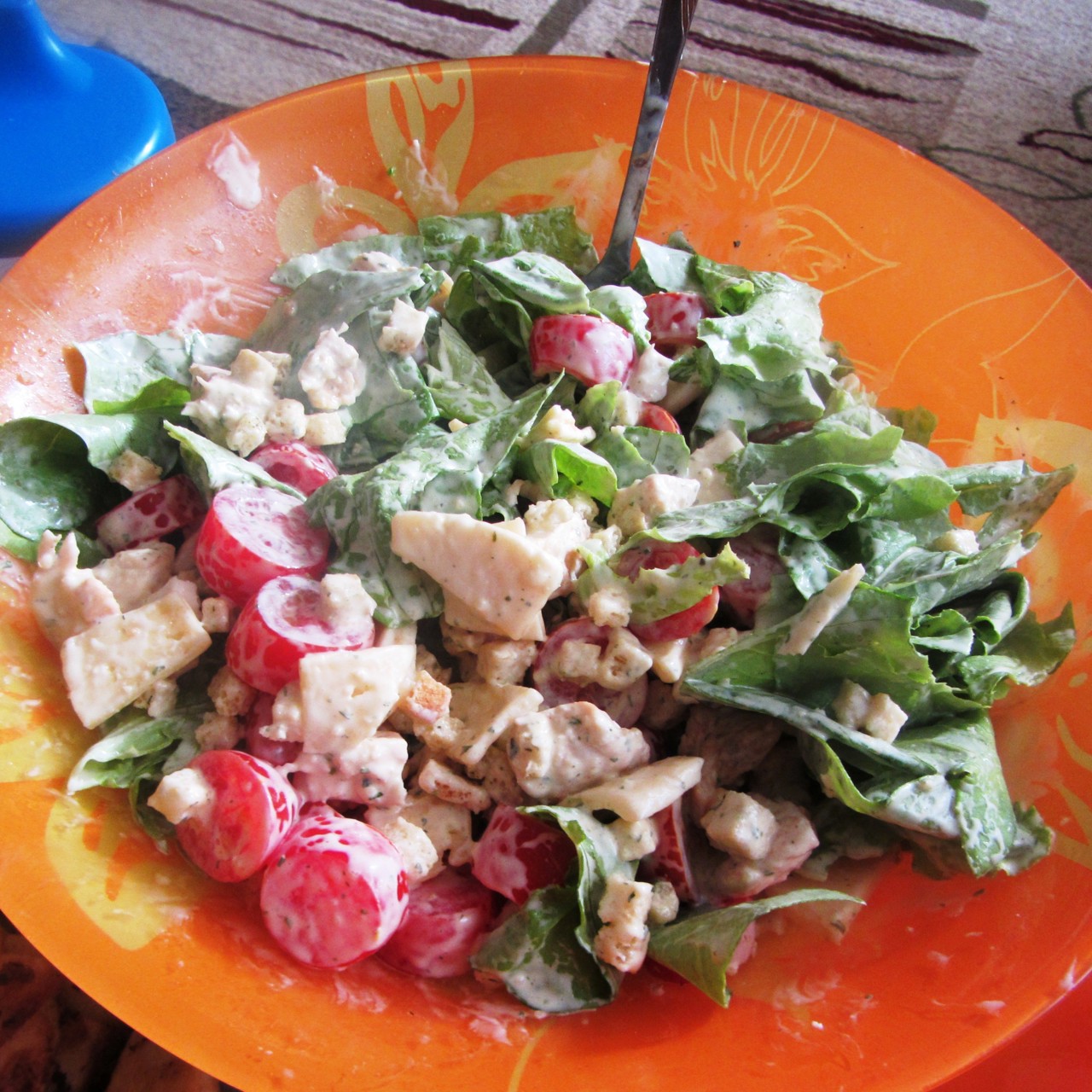 Салат «Цезарь» с пармезаном и помидорами