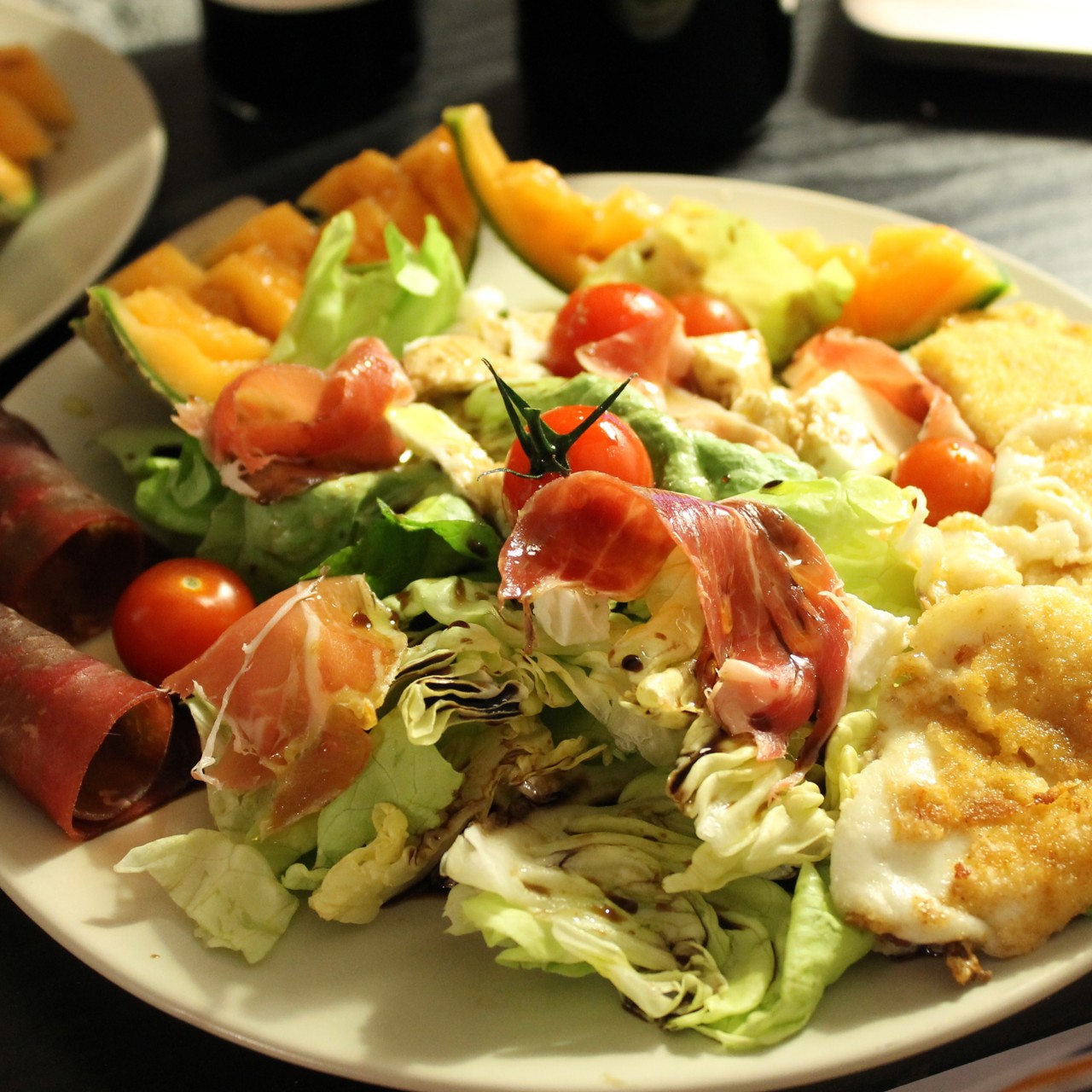 Салат итальянский с дольками дыни, панированной моцареллой, под бальзамическим соусом