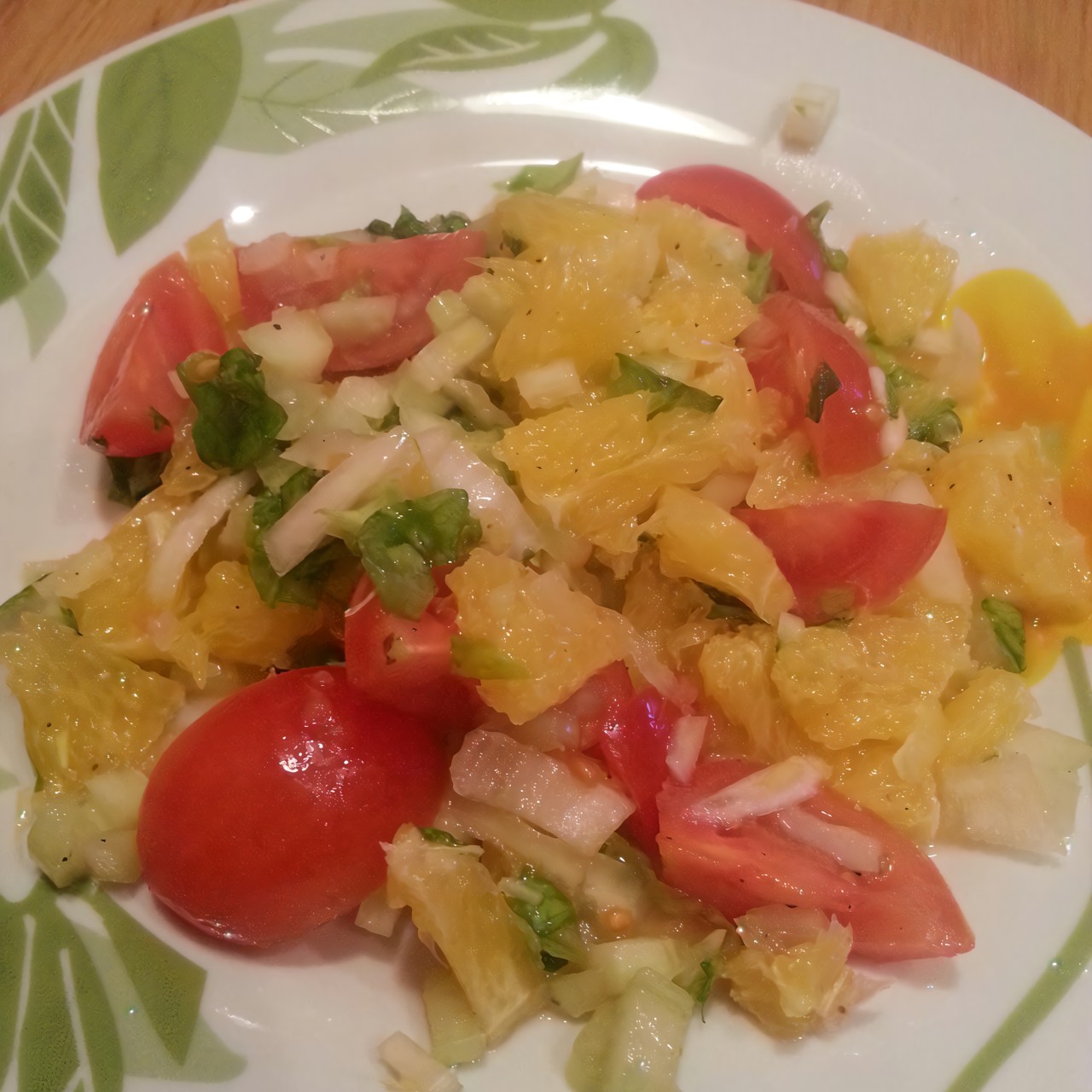 Салат из апельсинов, помидоров и сельдерея