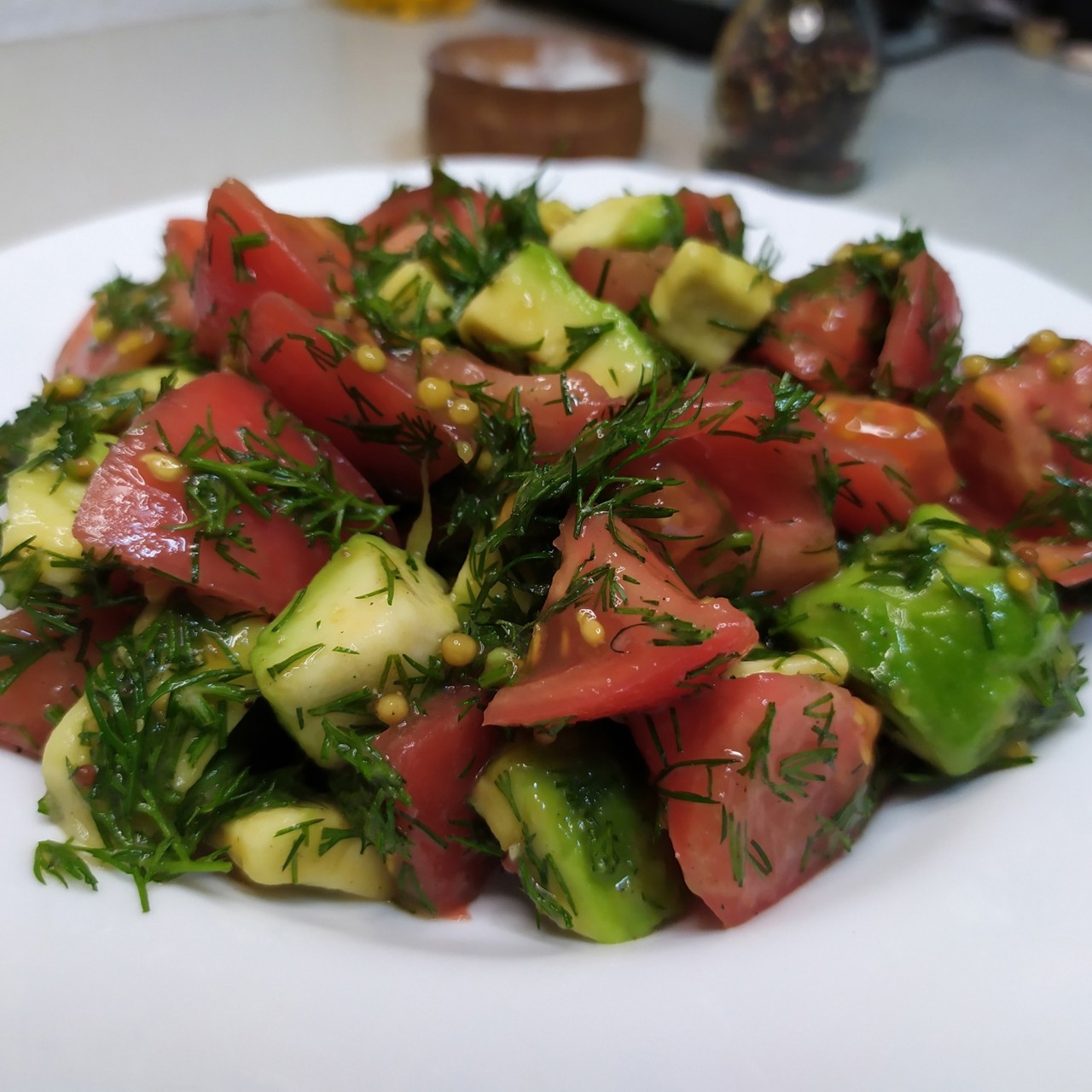 Салат из авокадо и помидоров