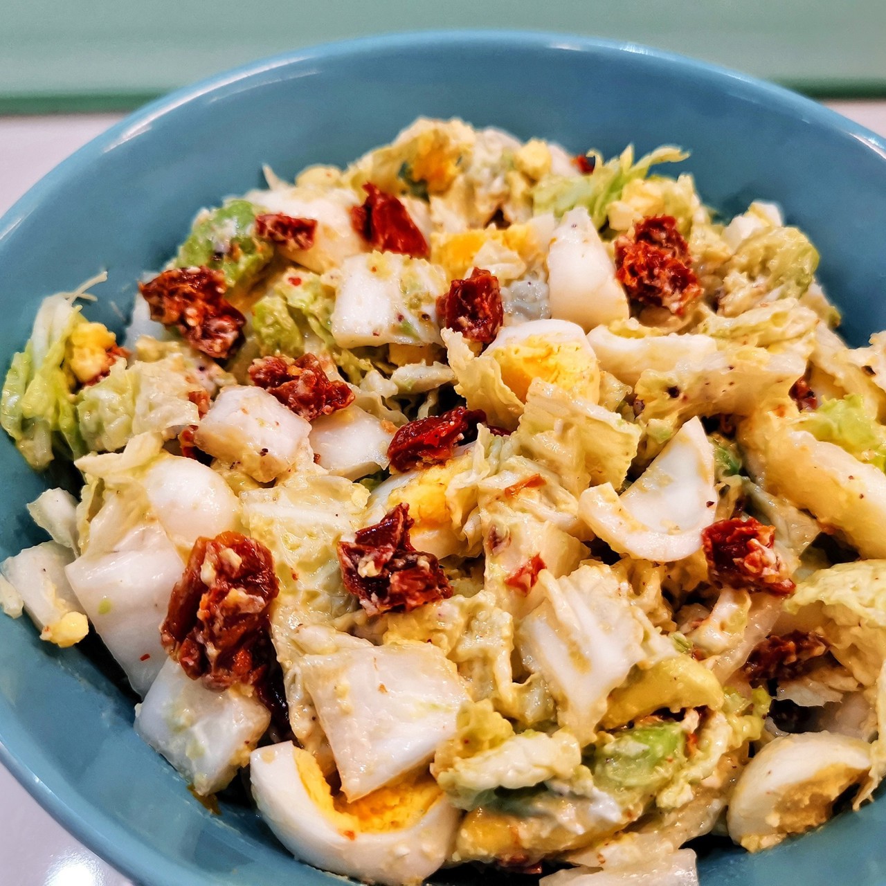 Салат из авокадо с перепелиными яйцами и вялеными томатами