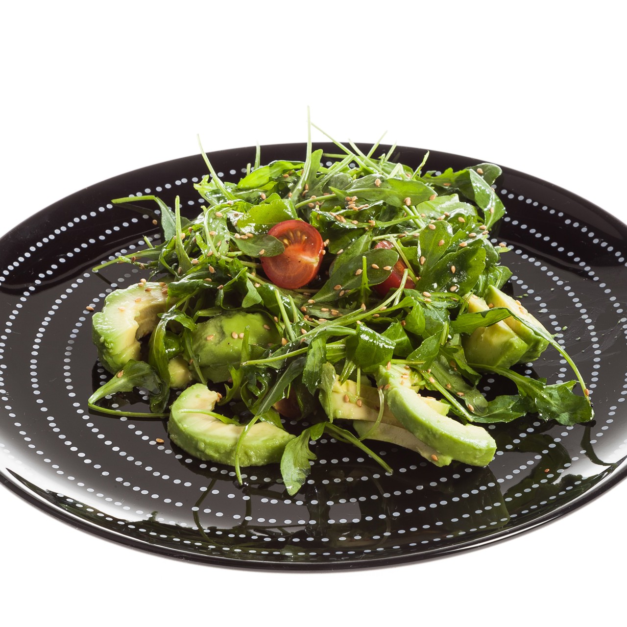 Салат из авокадо с руколой и кунжутом