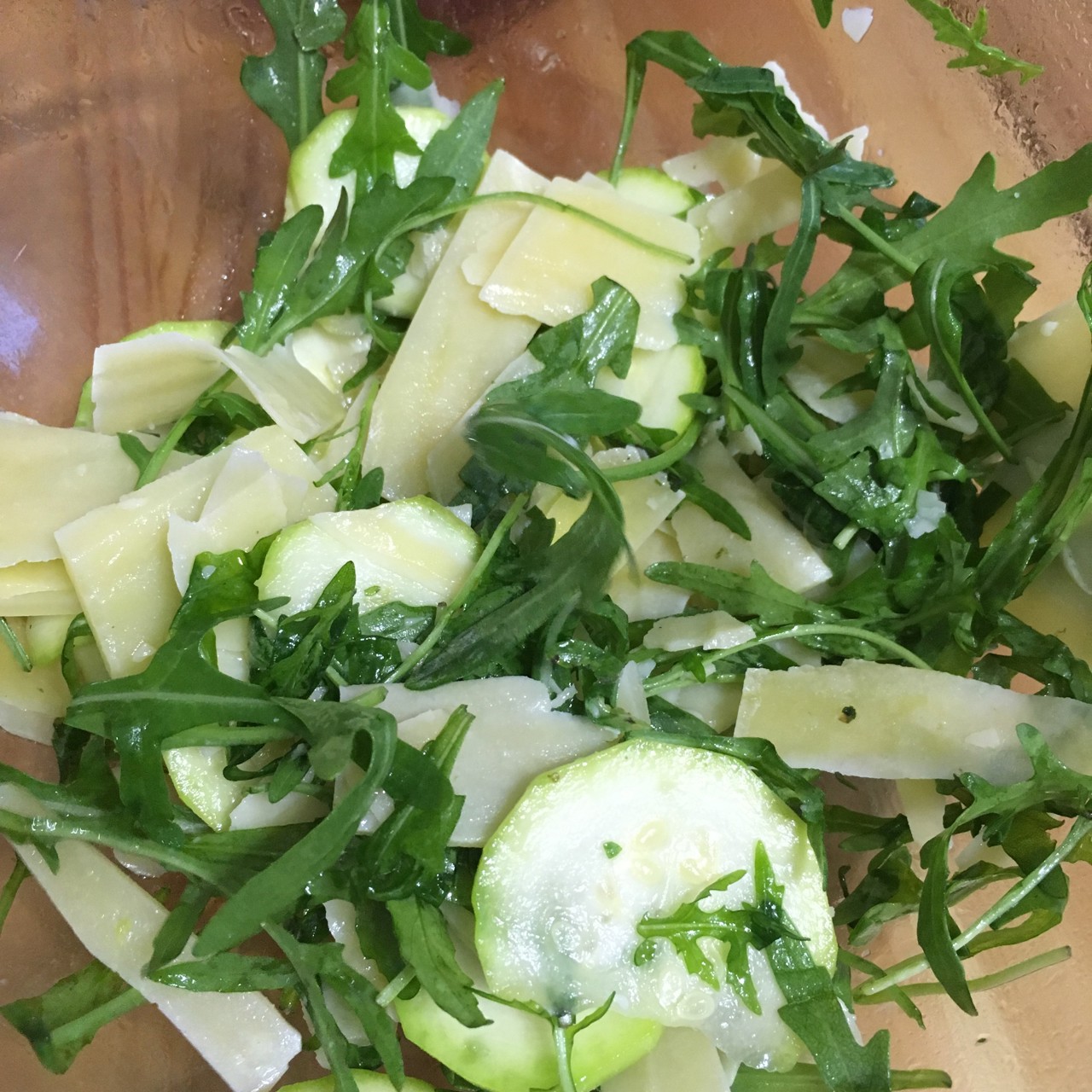 Салат из цукини, рукколы и пармезана