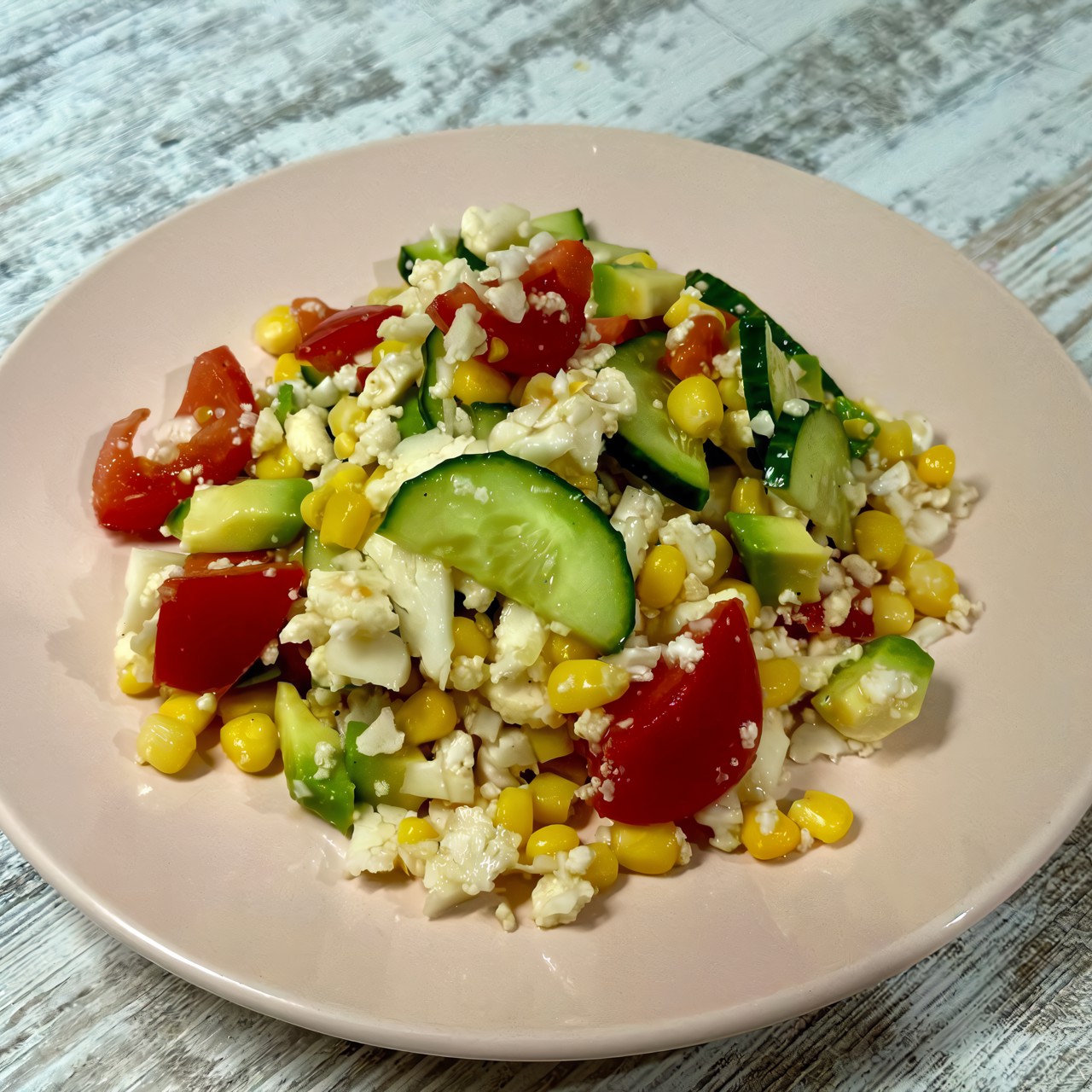 Салат из цветной капусты с овощами и авокадо