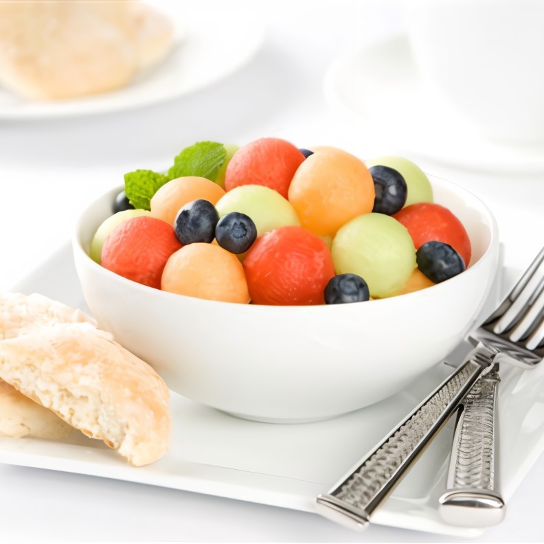 Салат из дыни, арбуза и черники