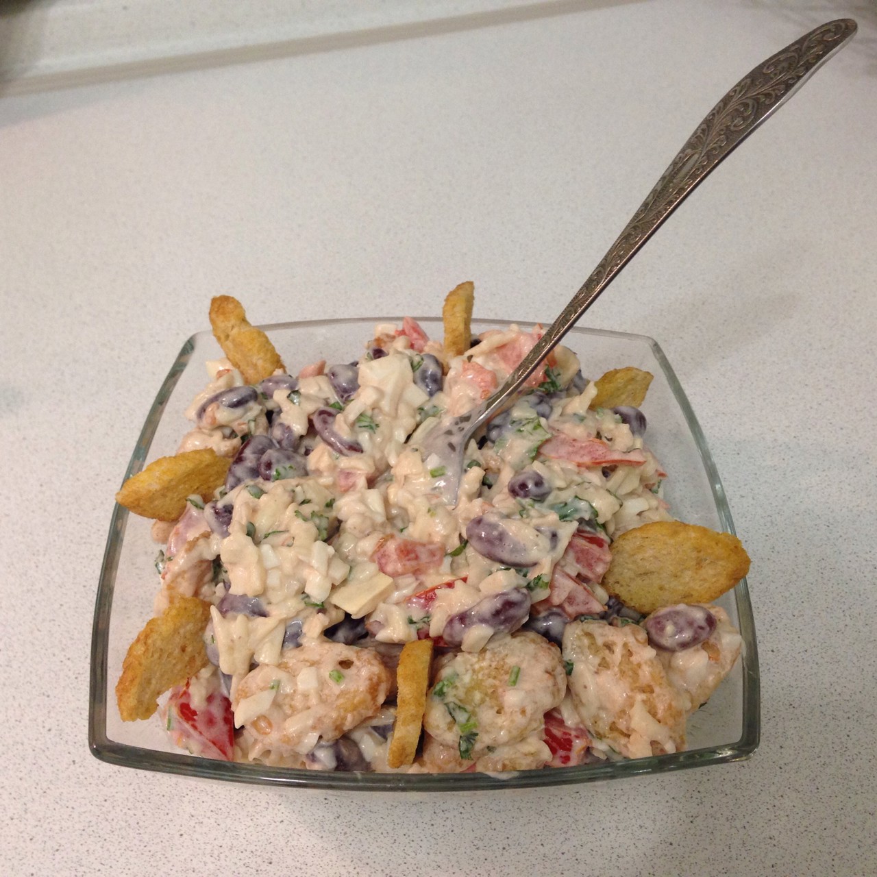 Салат из фасоли с сухариками