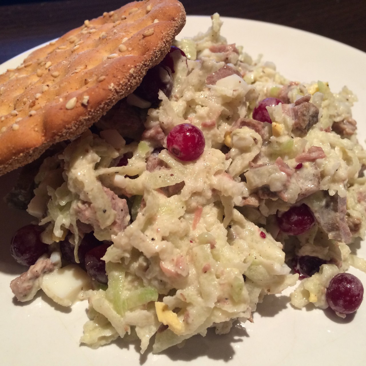 Салат из говядины и клюквы