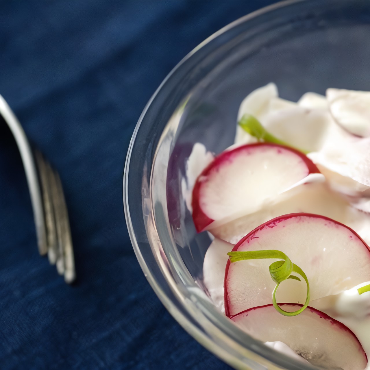 Салат из яблок и редиса с крабами