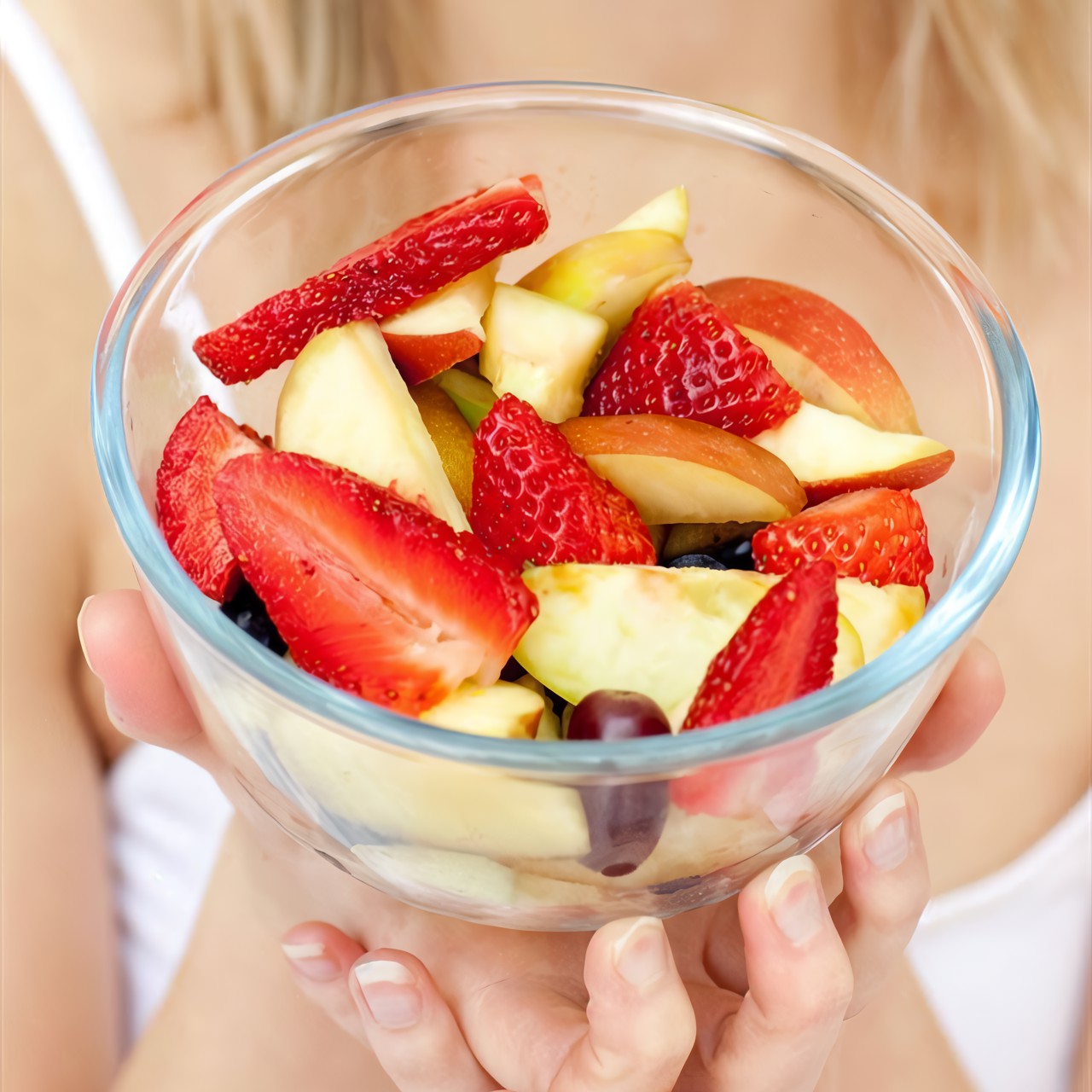 Салат из яблок с ягодами