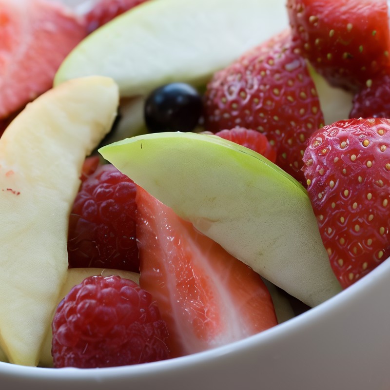 Салат из ягод и яблок с медово-мятной заправкой