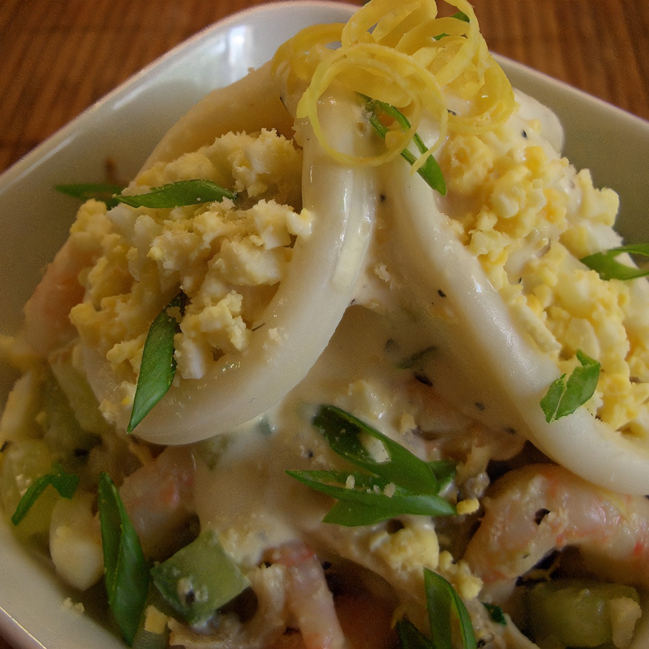 Салат из кальмаров и креветок с огурцом в лимонно-сметанном полушубке