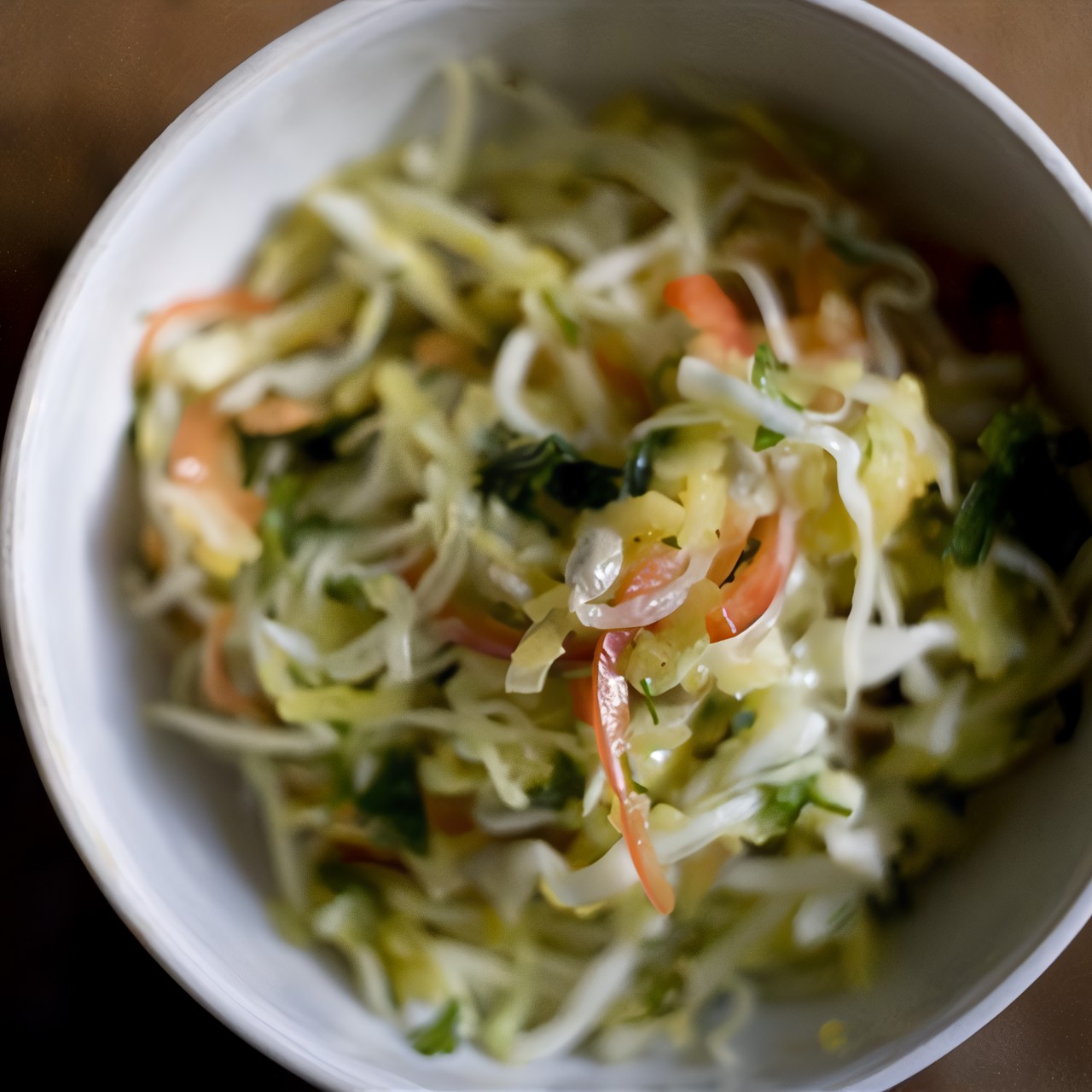 Салат из капусты, яблок, сладкого перца и семян подсолнечника