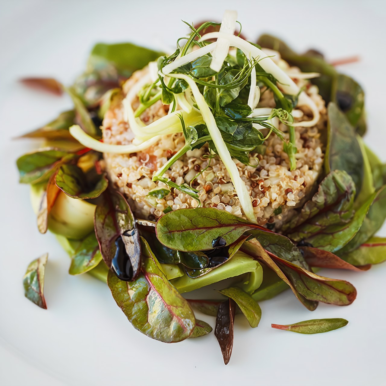 Салат из киноа с авокадо, мангольдом и сельдереем