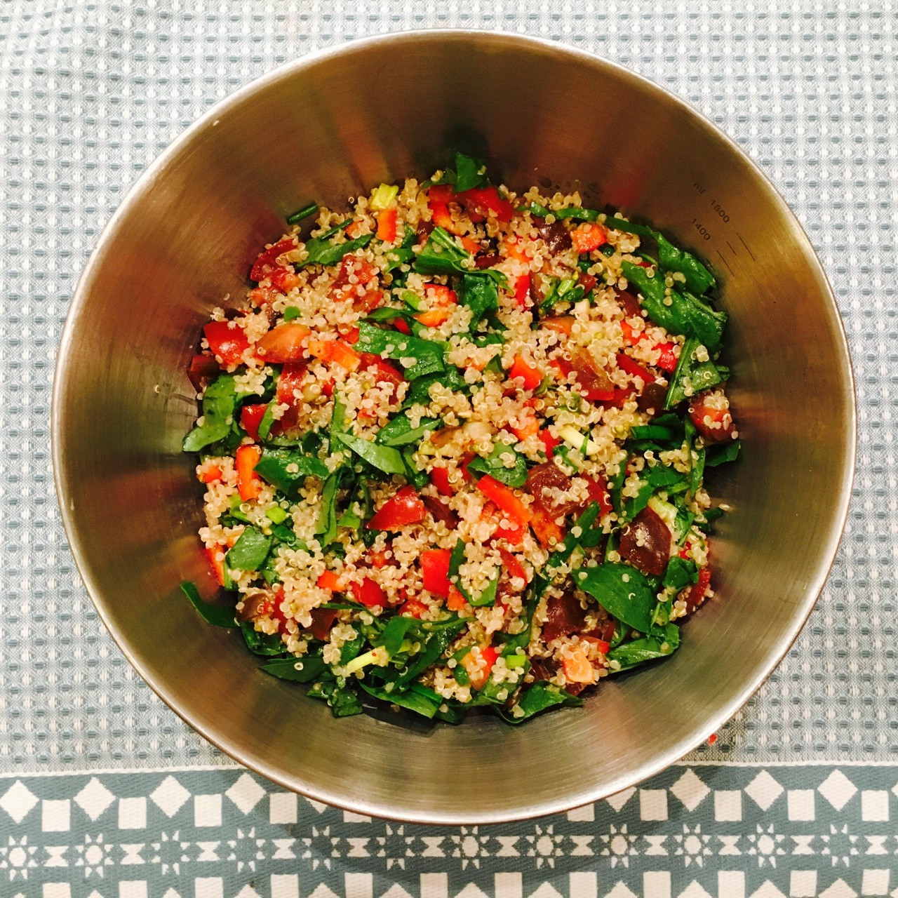 Салат из киноа со щавелем и овощами