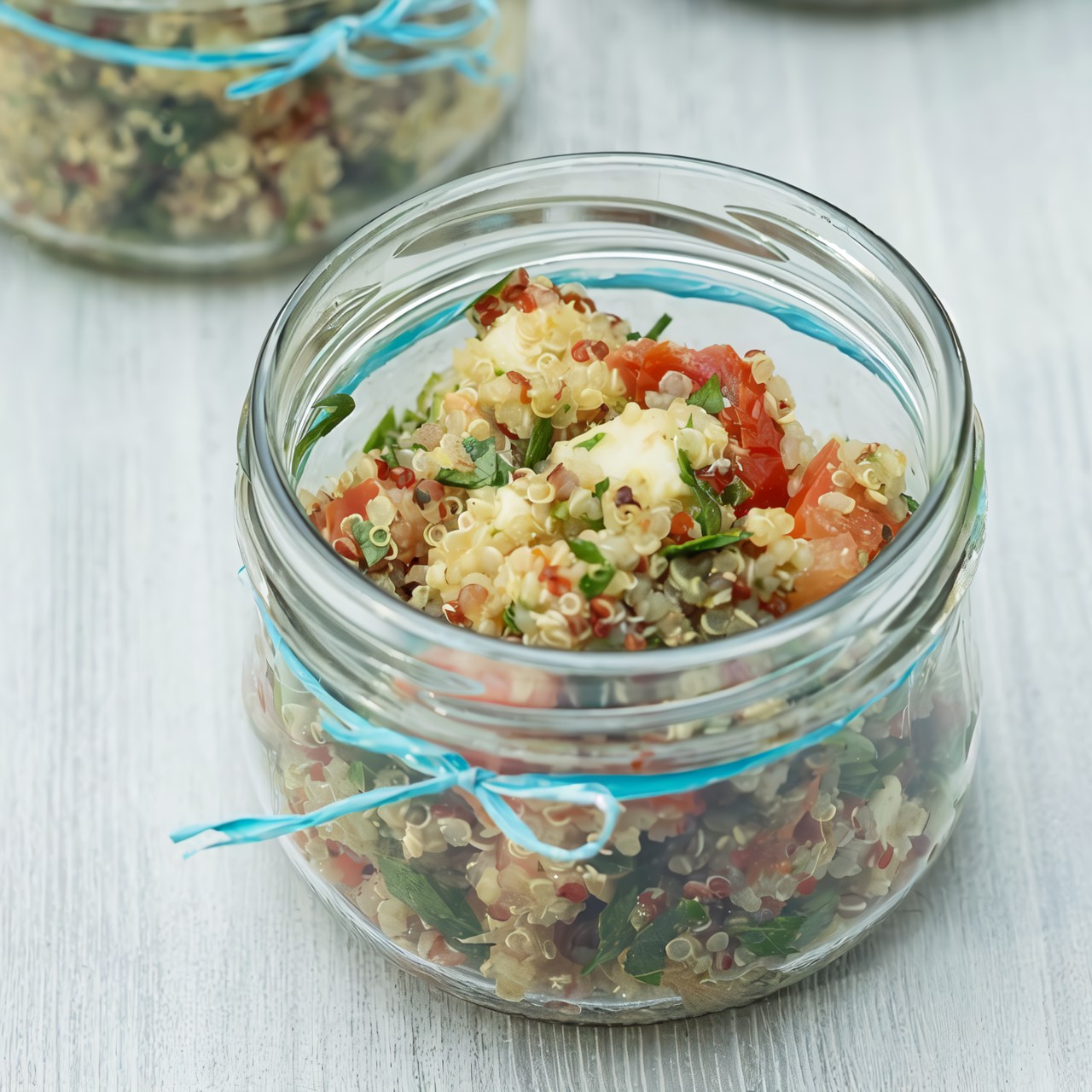 Салат из киноа, вяленых и свежих помидоров и сливочного сыра