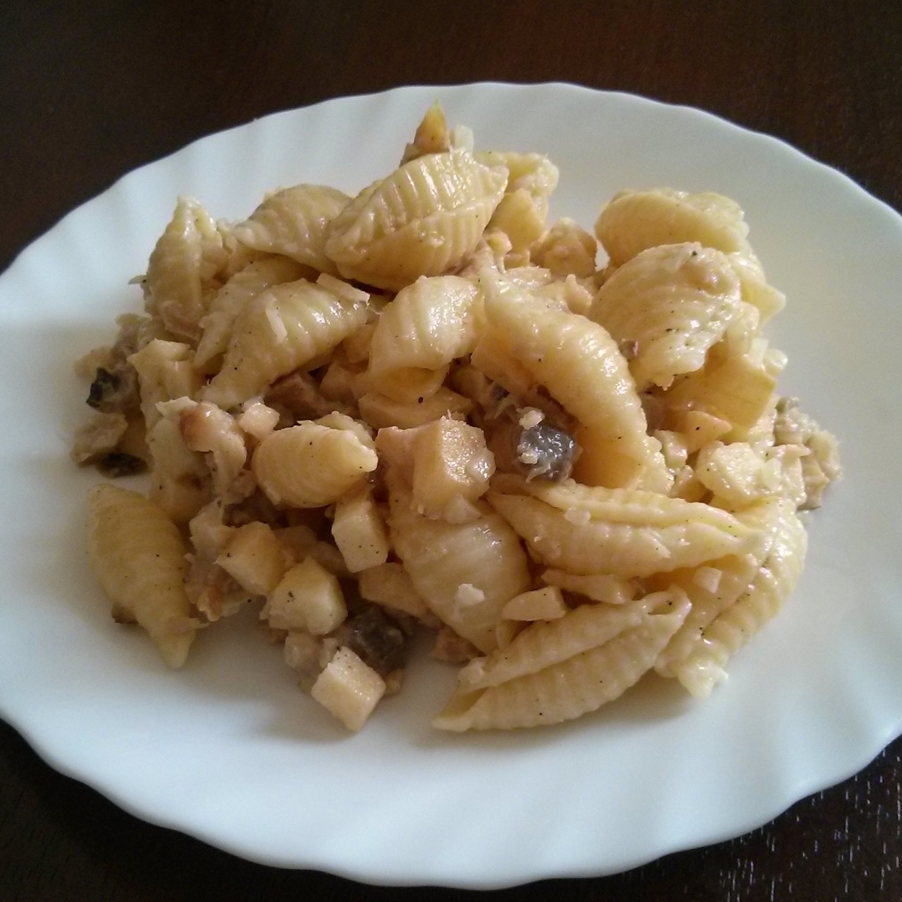 Салат из копченой рыбы, макарон и яблок