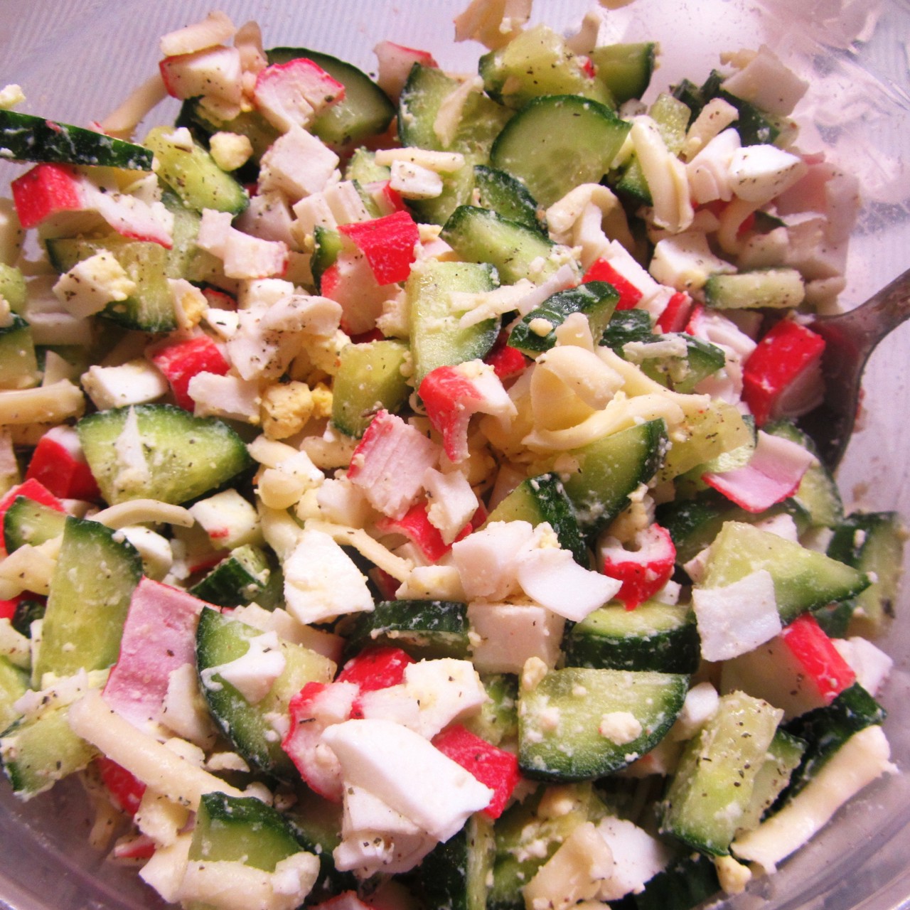 Салат из крабовых палочек с огурцом, сыром и домашним майонезом