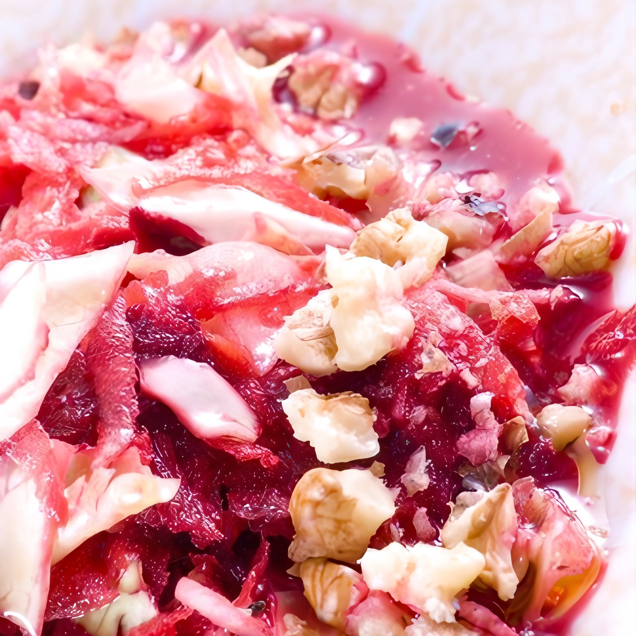 Салат из красной капусты с зеленым яблоком, брусничным джемом и жареными грецкими орехами