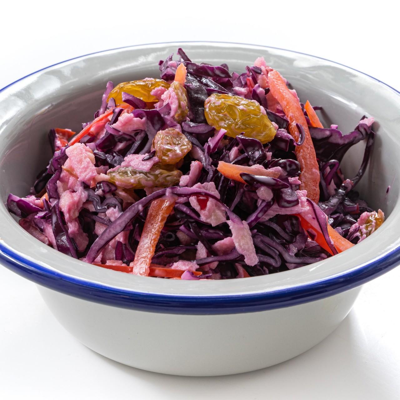 Салат из красной капусты с яблоками и изюмом