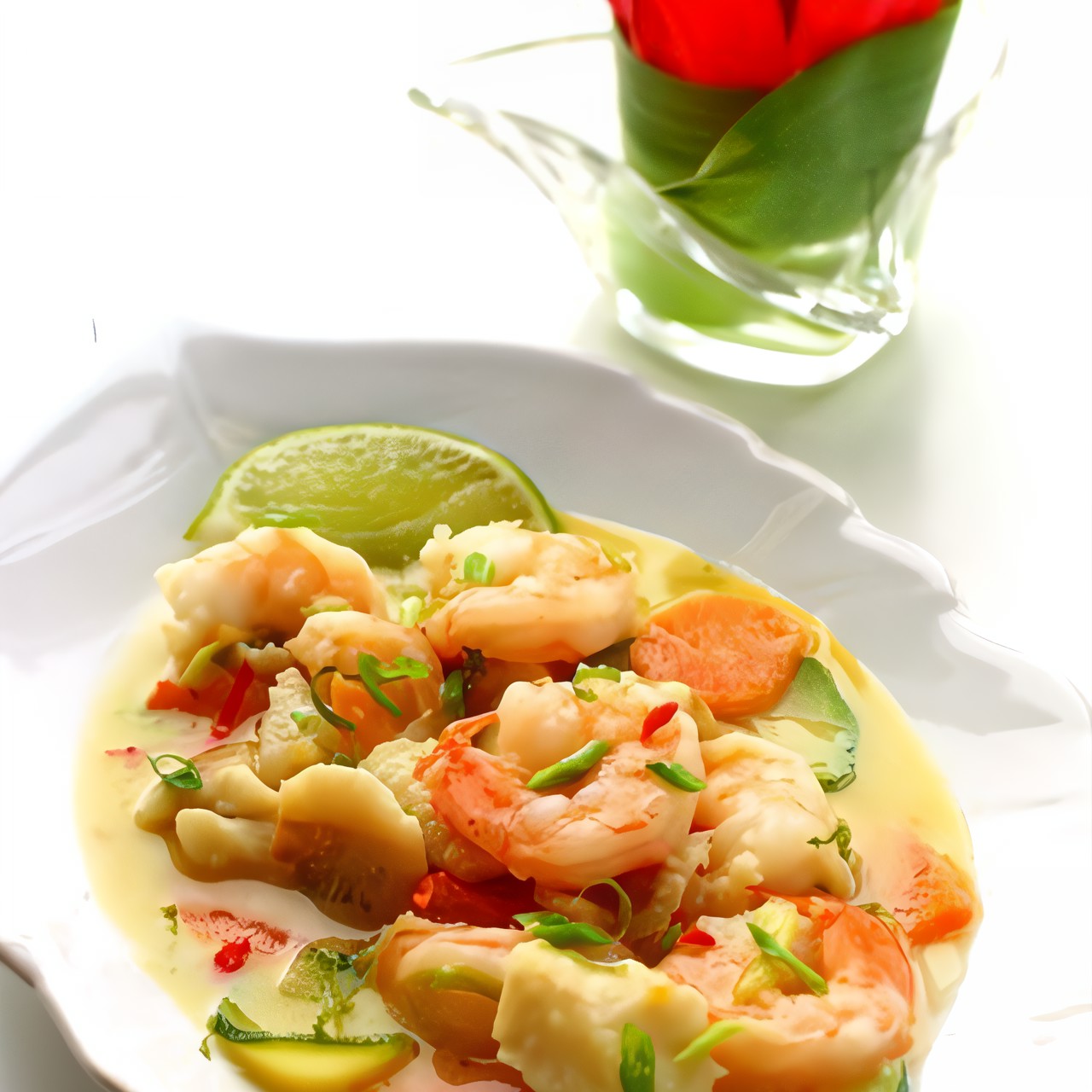 Салат из креветок с морковным соусом