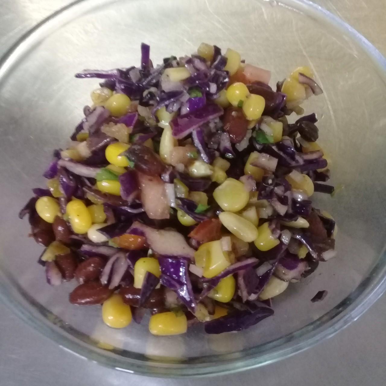 Салат из кукурузы, черной фасоли и красной капусты