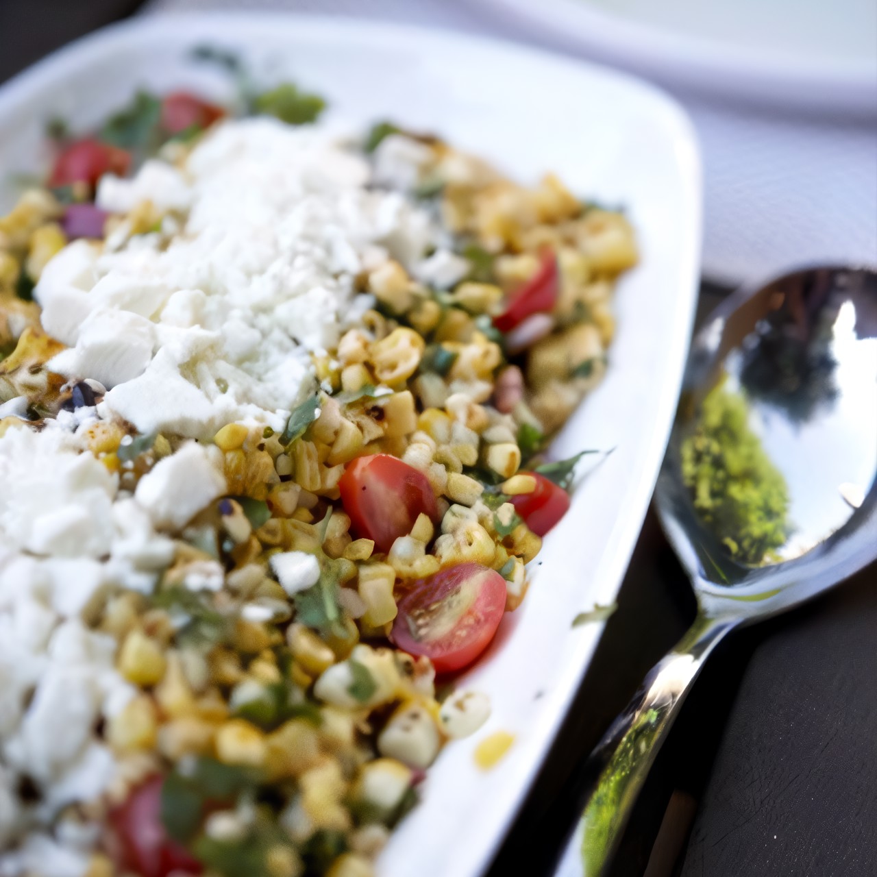 Салат из кукурузы, козьего сыра и помидоров черри