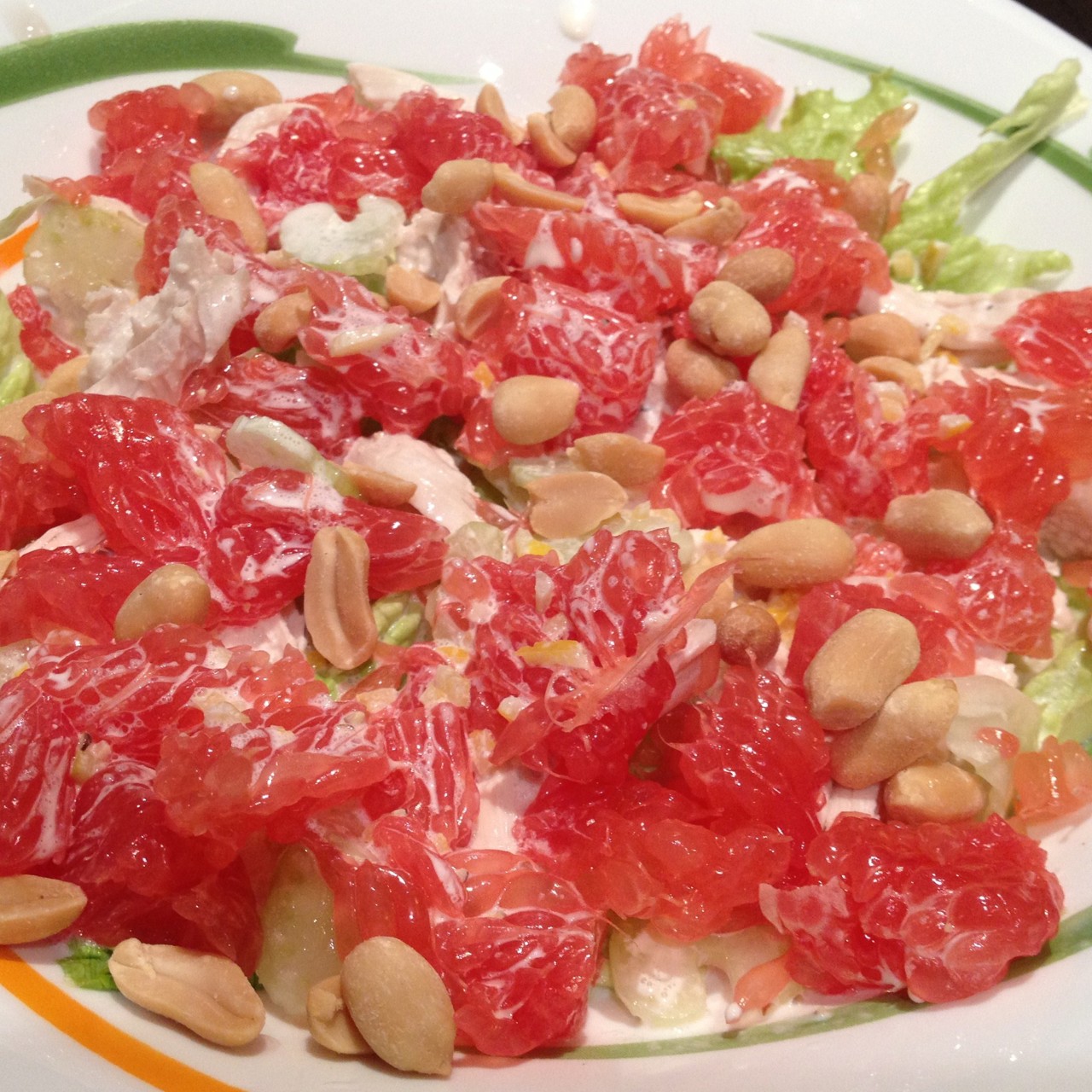 Салат из курицы с грейпфрутом, сельдереем и орехами