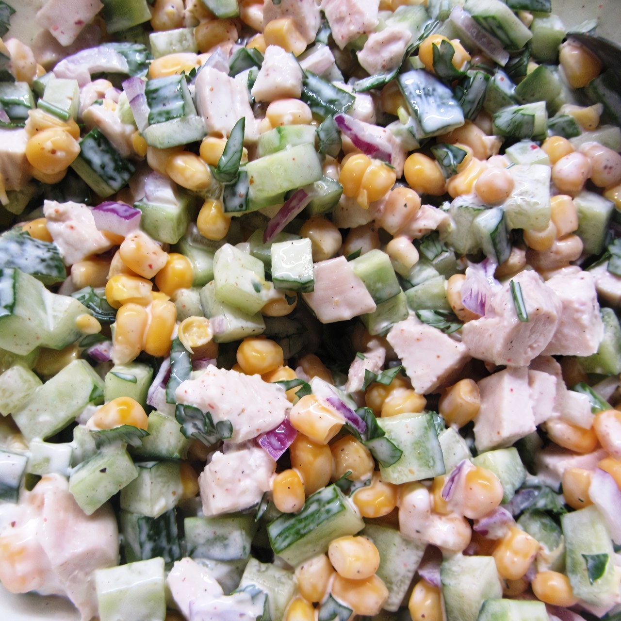 Салат из курицы с огурцом и кукурузой