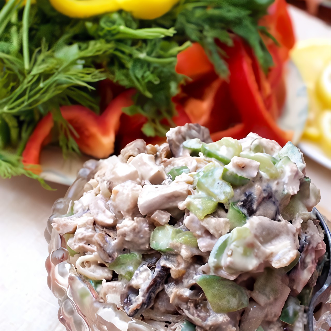 Салат из курицы с шампиньонами и маринованными огурцами