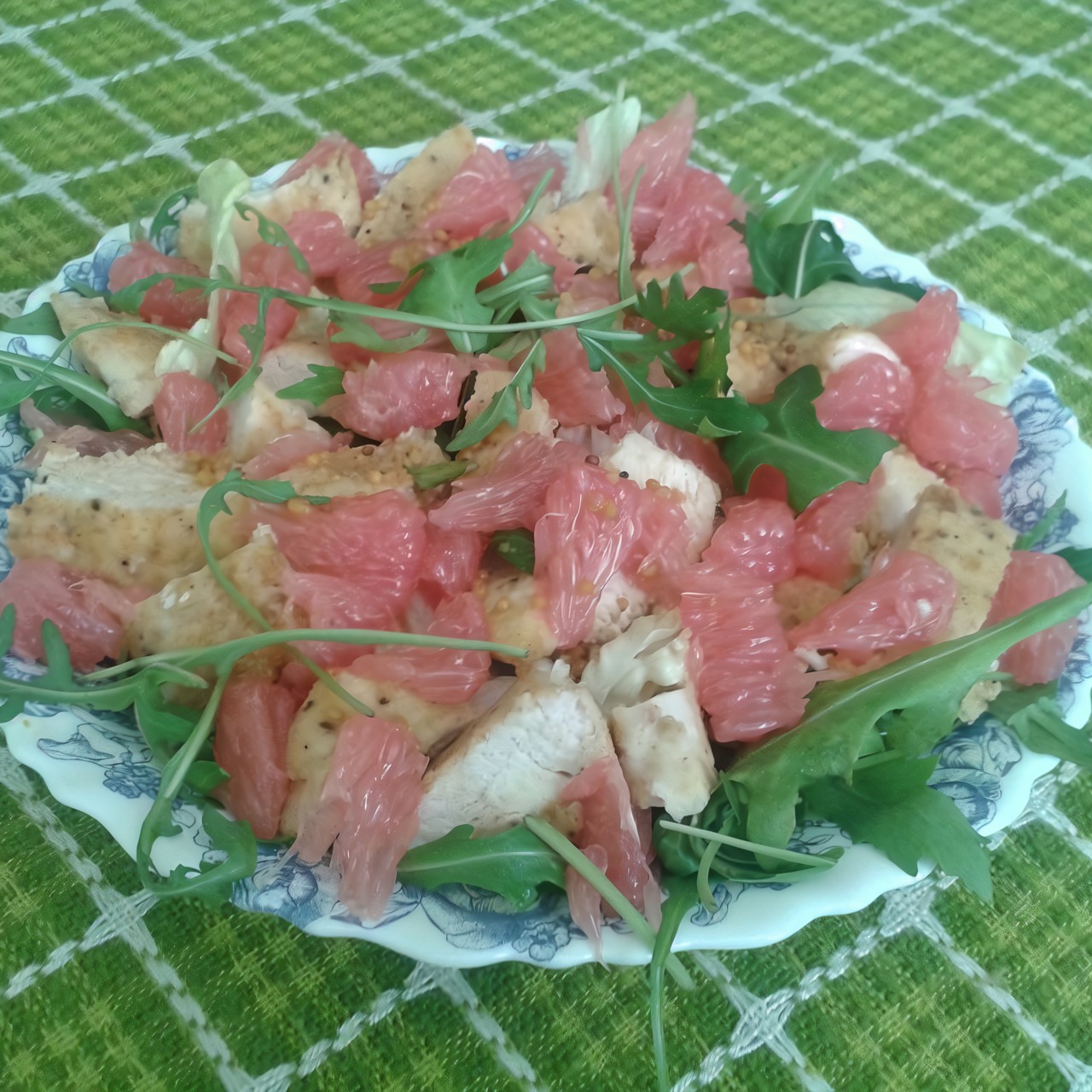 Салат из куриного филе и грейпфрута