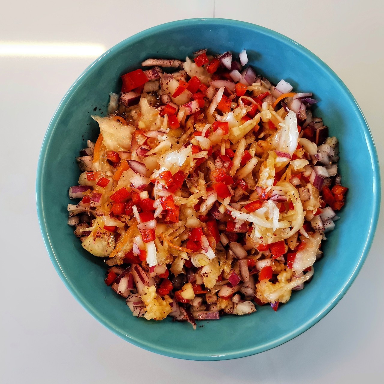 Салат из квашеной капусты с перцем рамиро