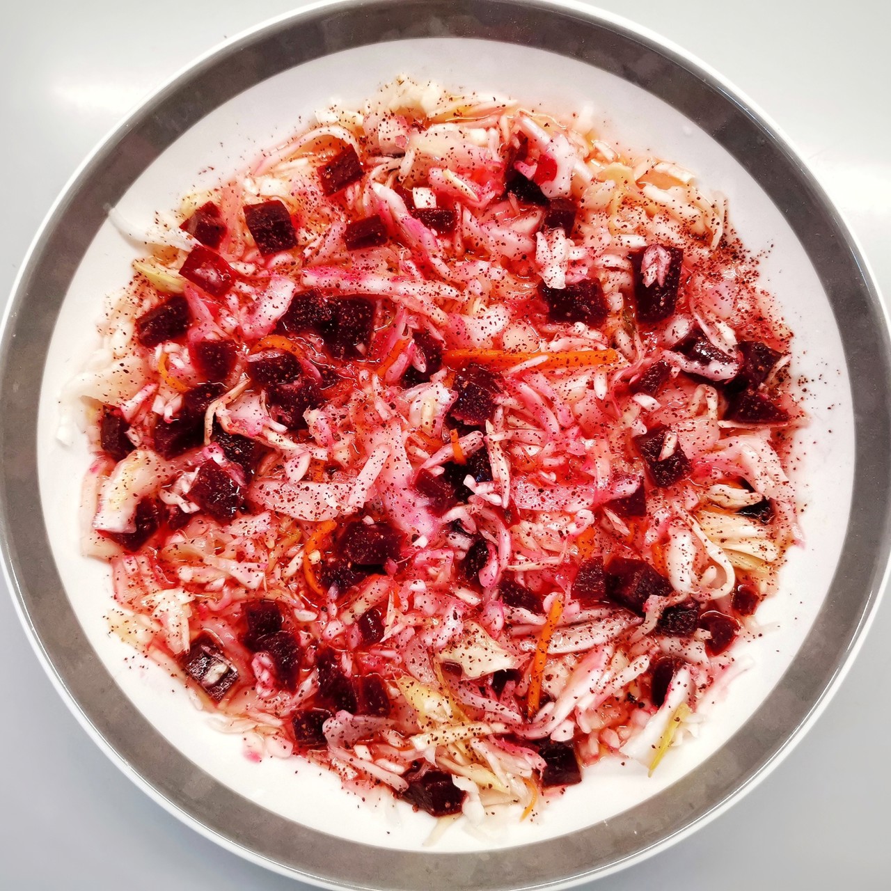 Салат из квашеной капусты со свеклой и чесноком