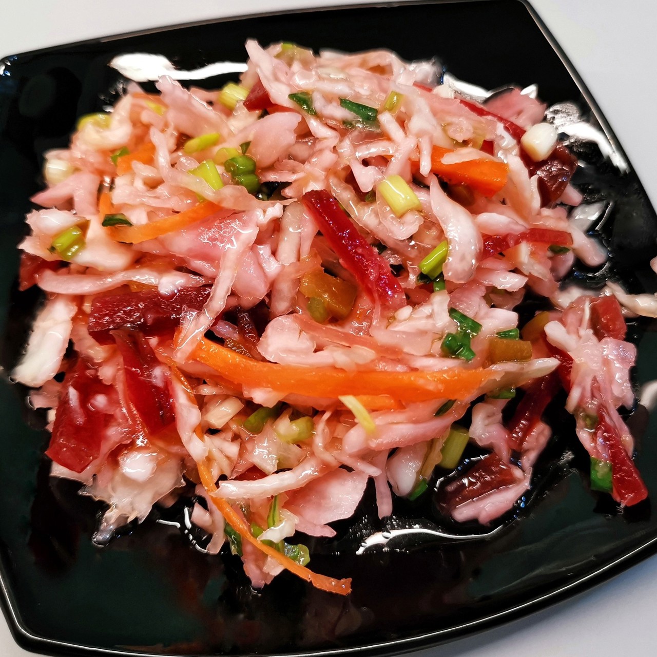 Салат из квашеной капусты со свеклой и халапеньо