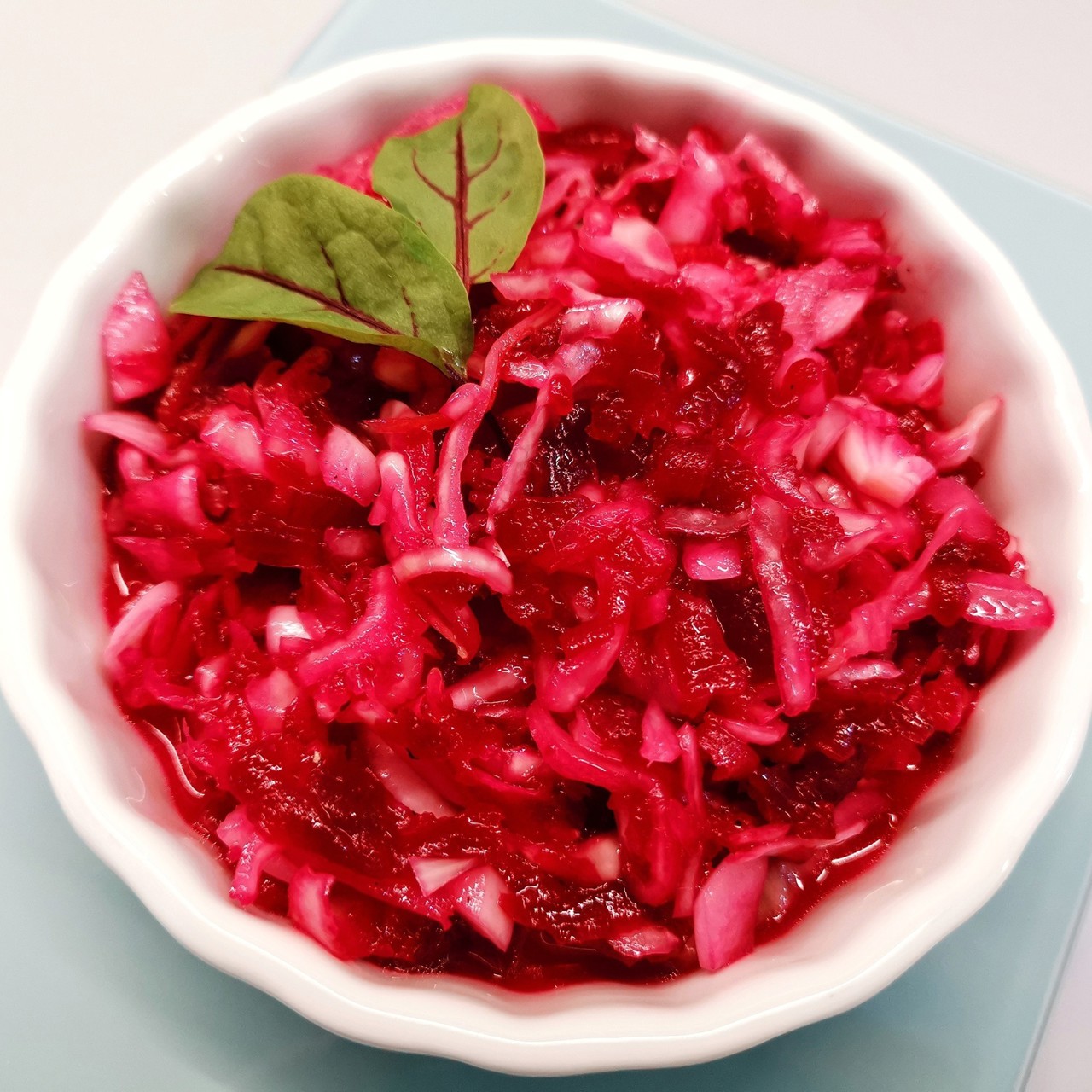 Салат из квашеной капусты со свеклой