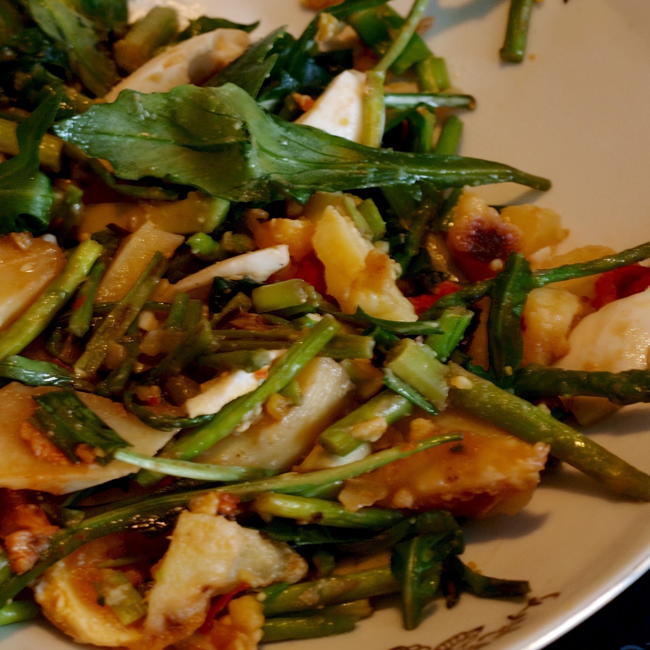 Салат из  молодой спаржи с  картофелем, авокадо и рукколой