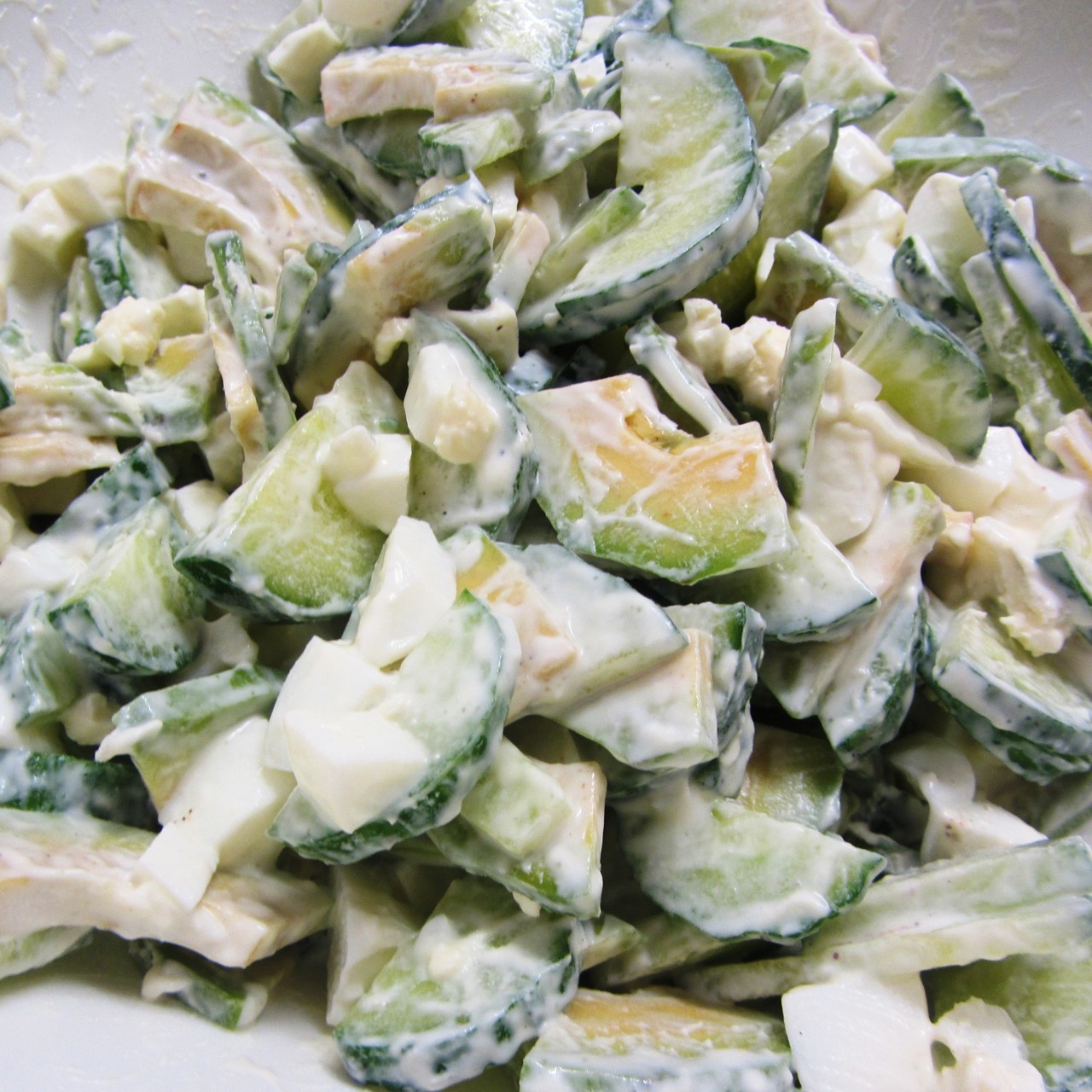 Салат из огурцов и авокадо