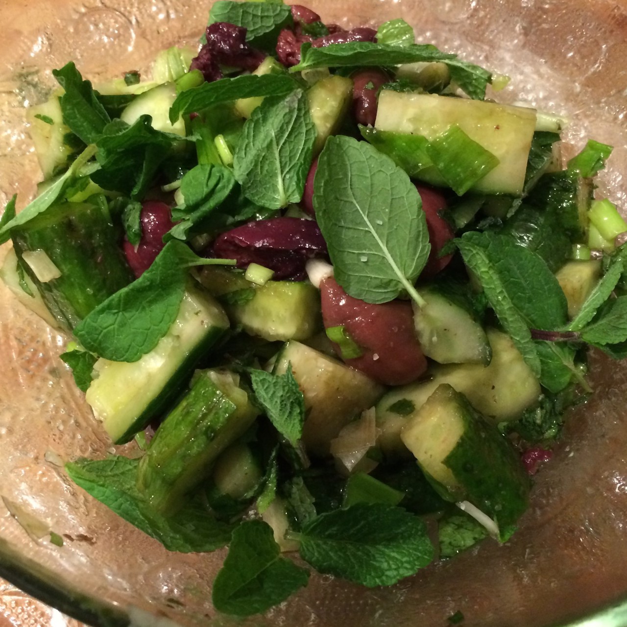 Салат из огурцов в средиземноморском стиле