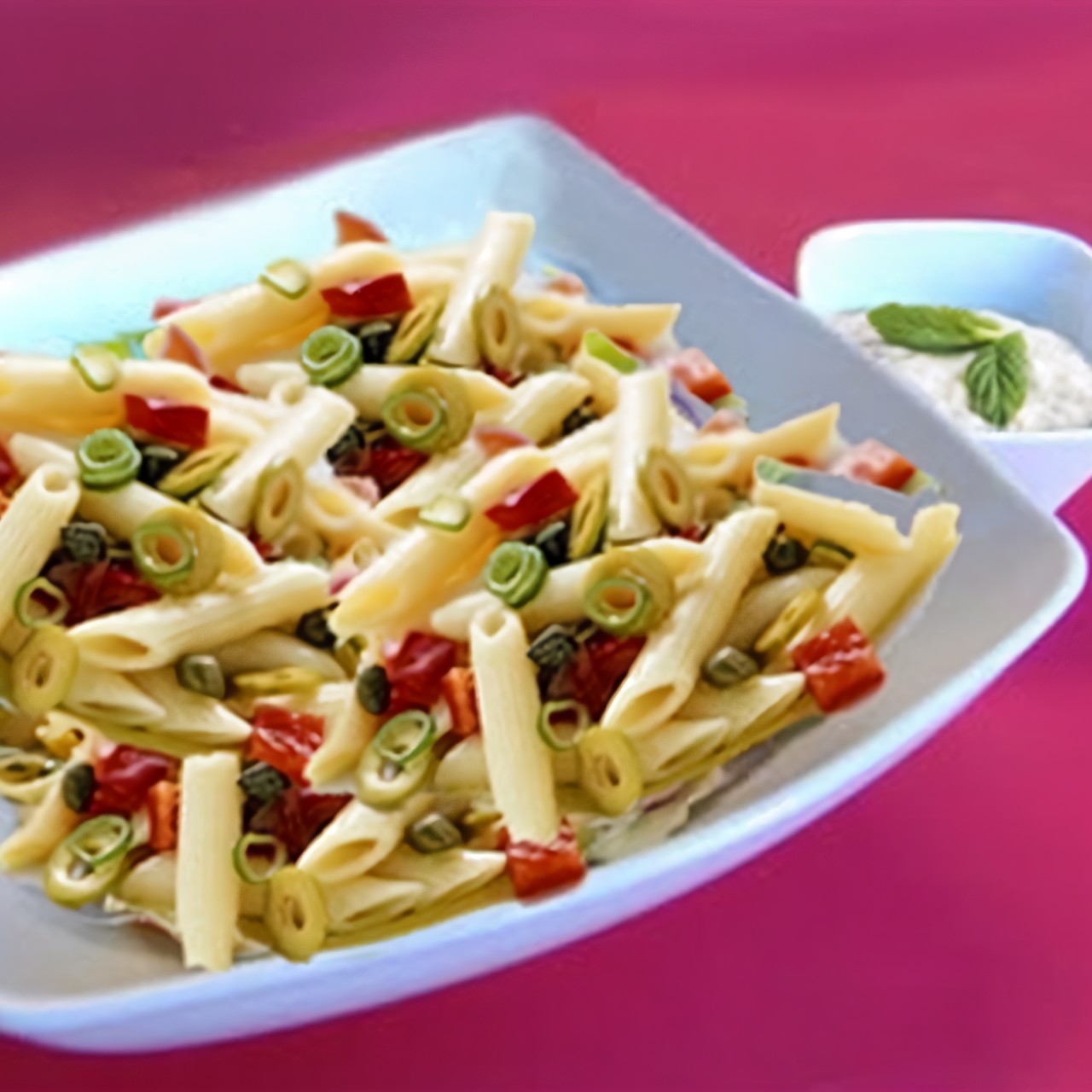 Салат из пасты с моцареллой и черри