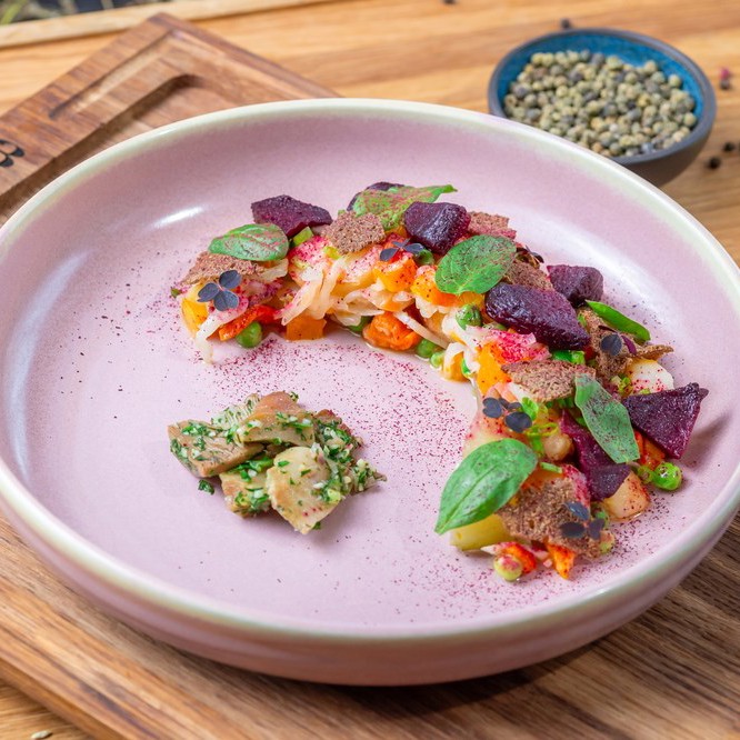 Салат из печеных овощей с соленьями и грибами