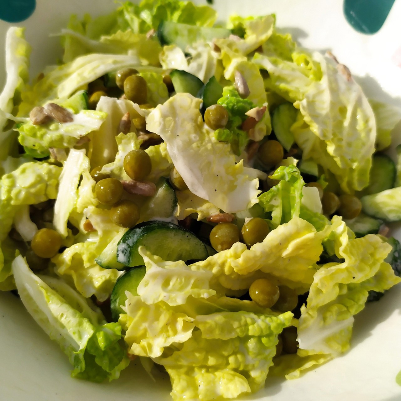 Салат из пекинской капусты с зеленым горошком и семечками