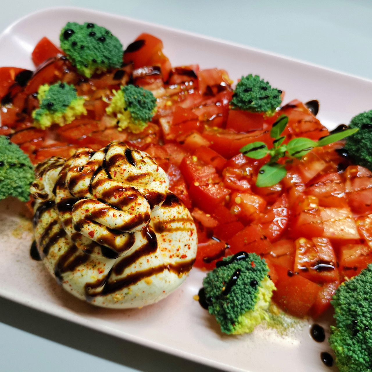 Салат из помидоров и брокколи с бурратой