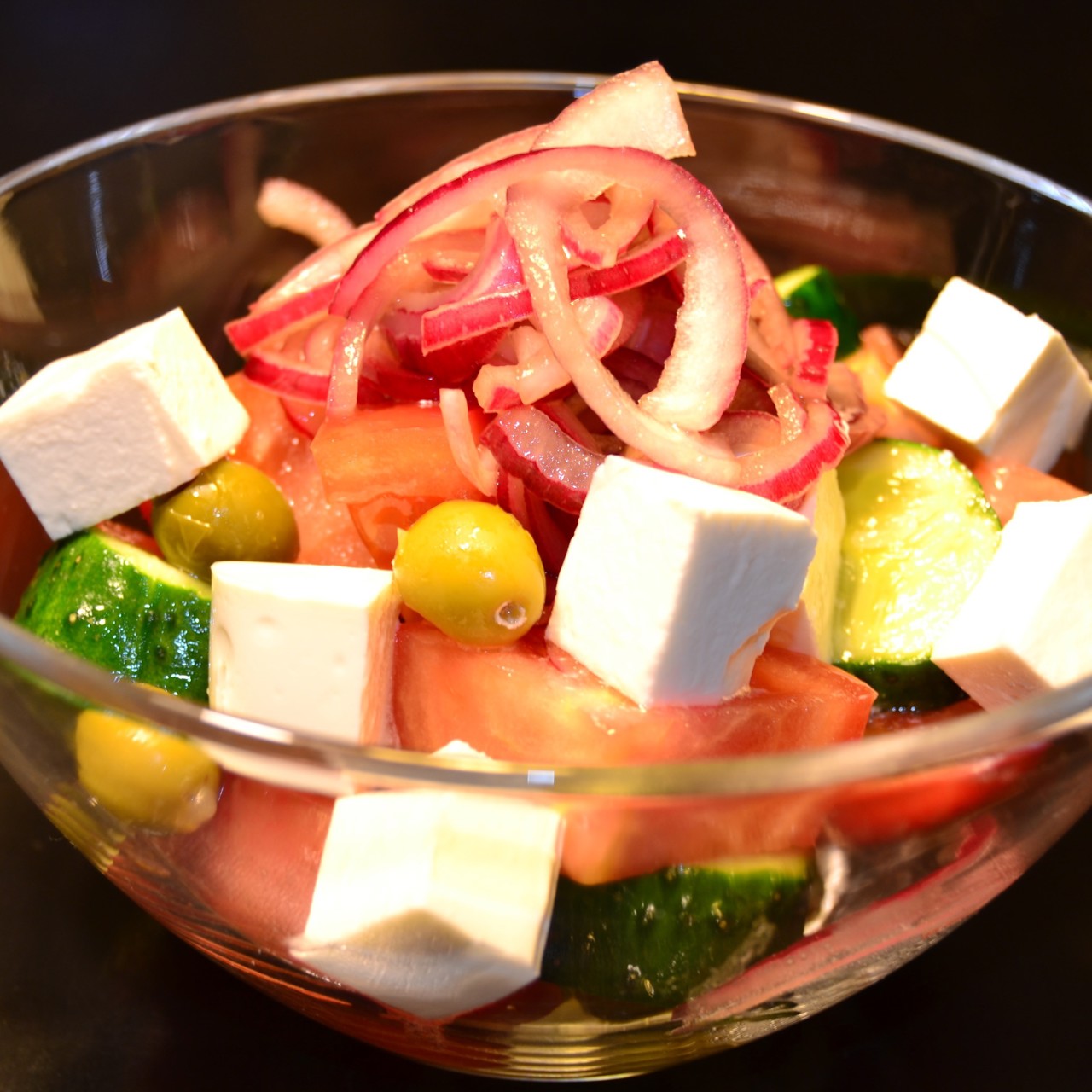 Салат из помидоров и огурцов с сыром фета и оливками