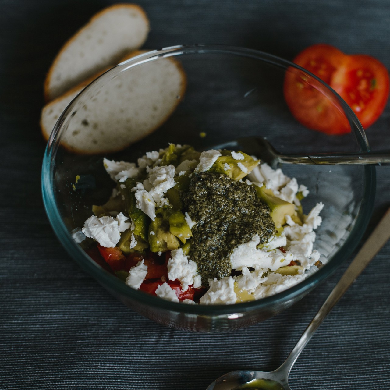 Салат из помидоров с песто