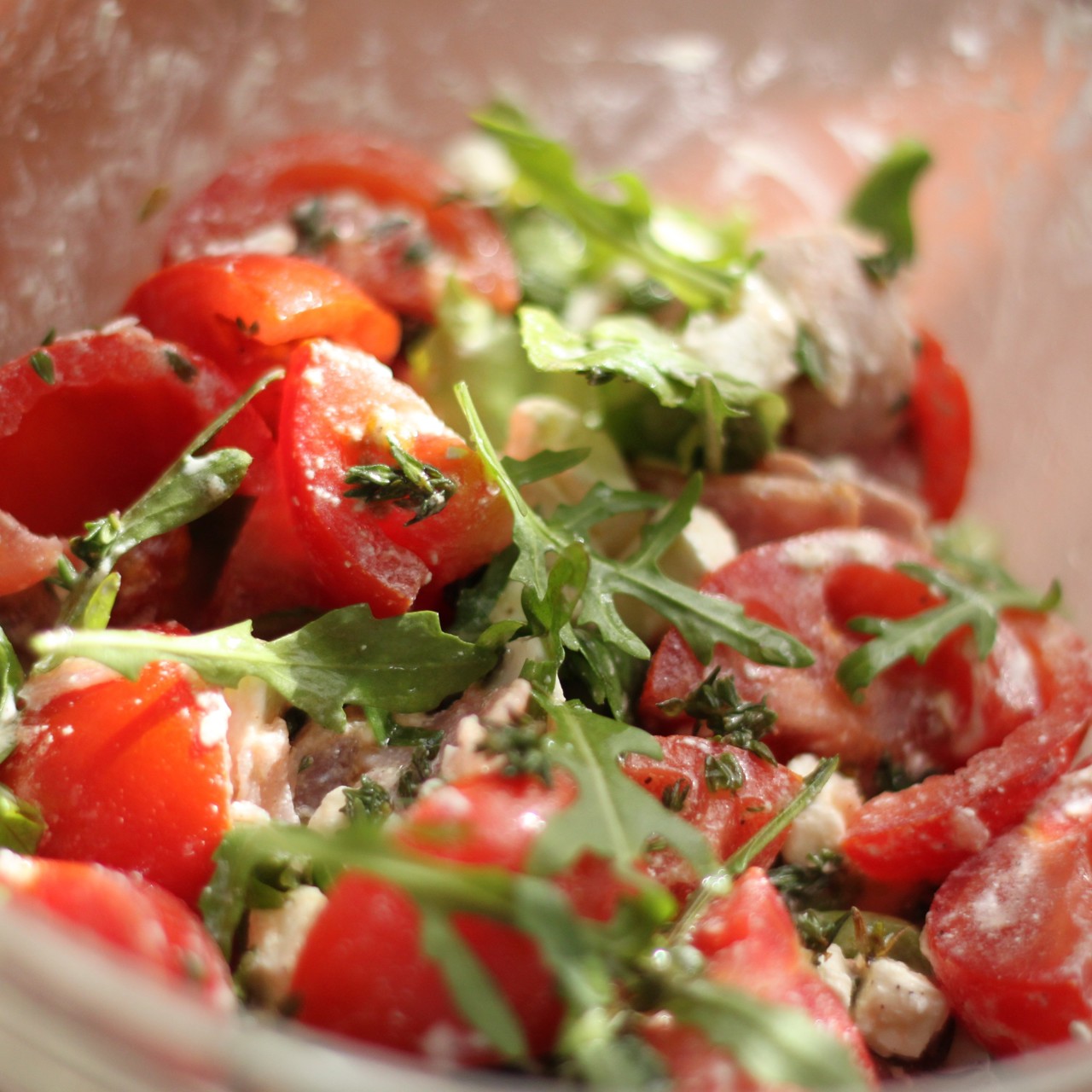 Салат из помидоров, тимьяна и вяленого мяса