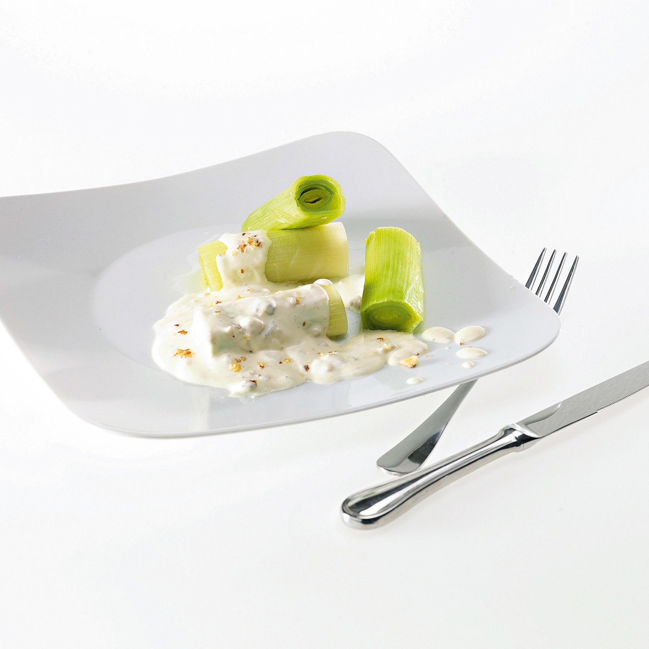 Салат из порея с заправкой из голубого сыра и нежирной сметаны