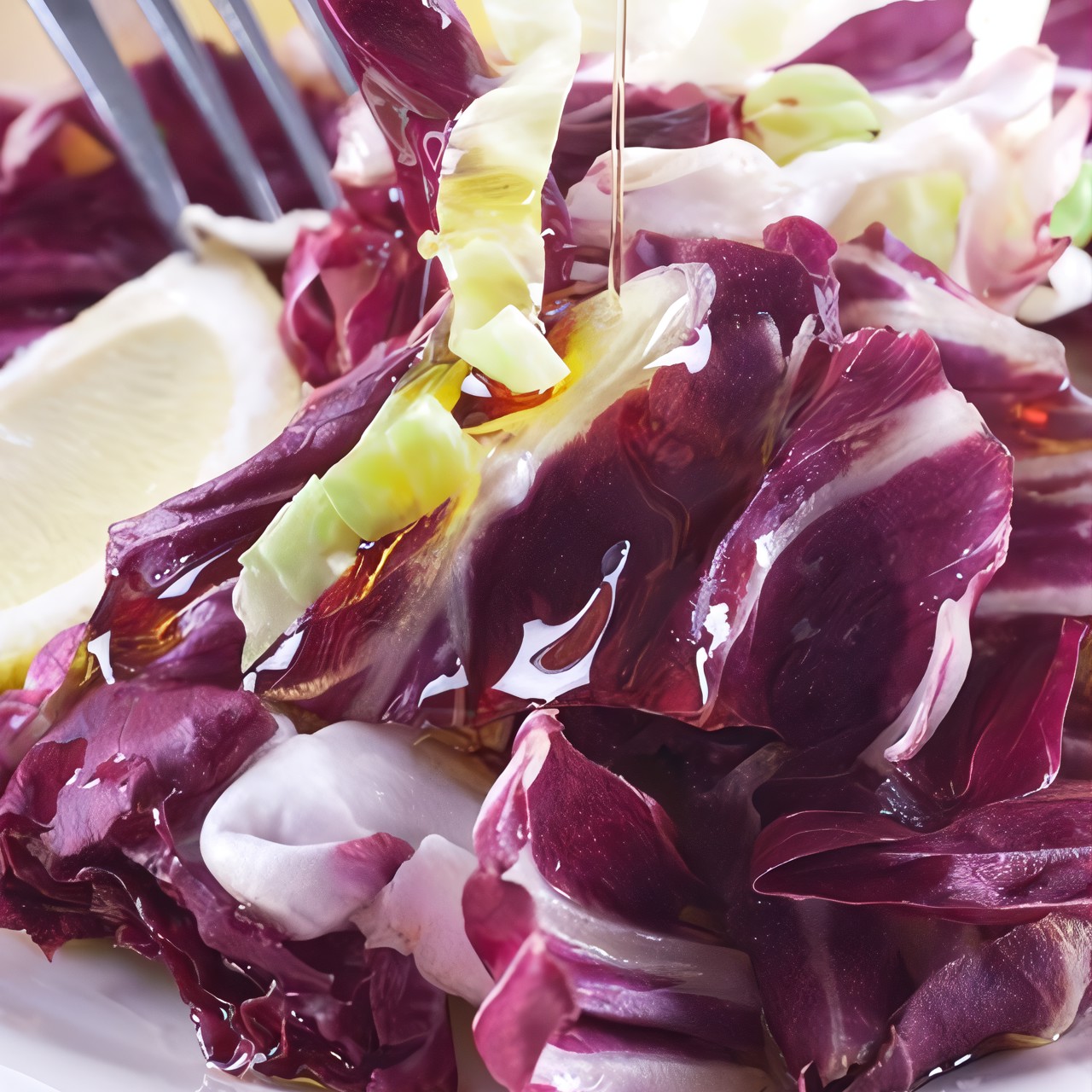 Салат из радиккьо и пекинской капусты с медовой заправкой